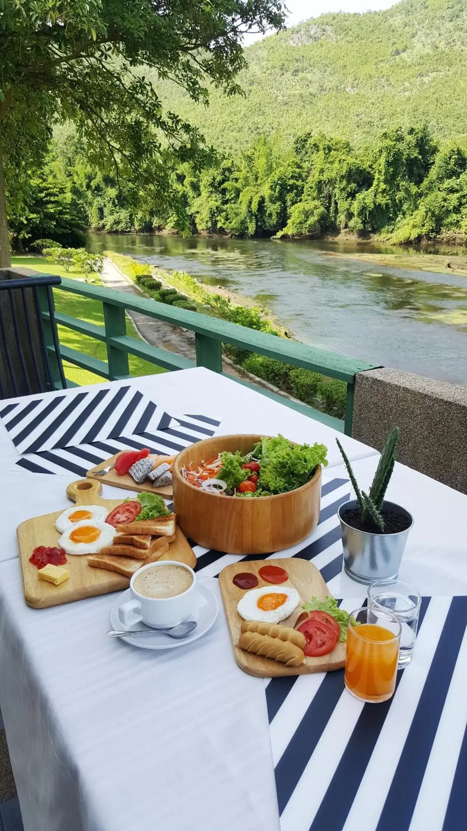 Breakfast in Aekpailin River Kwai Resort