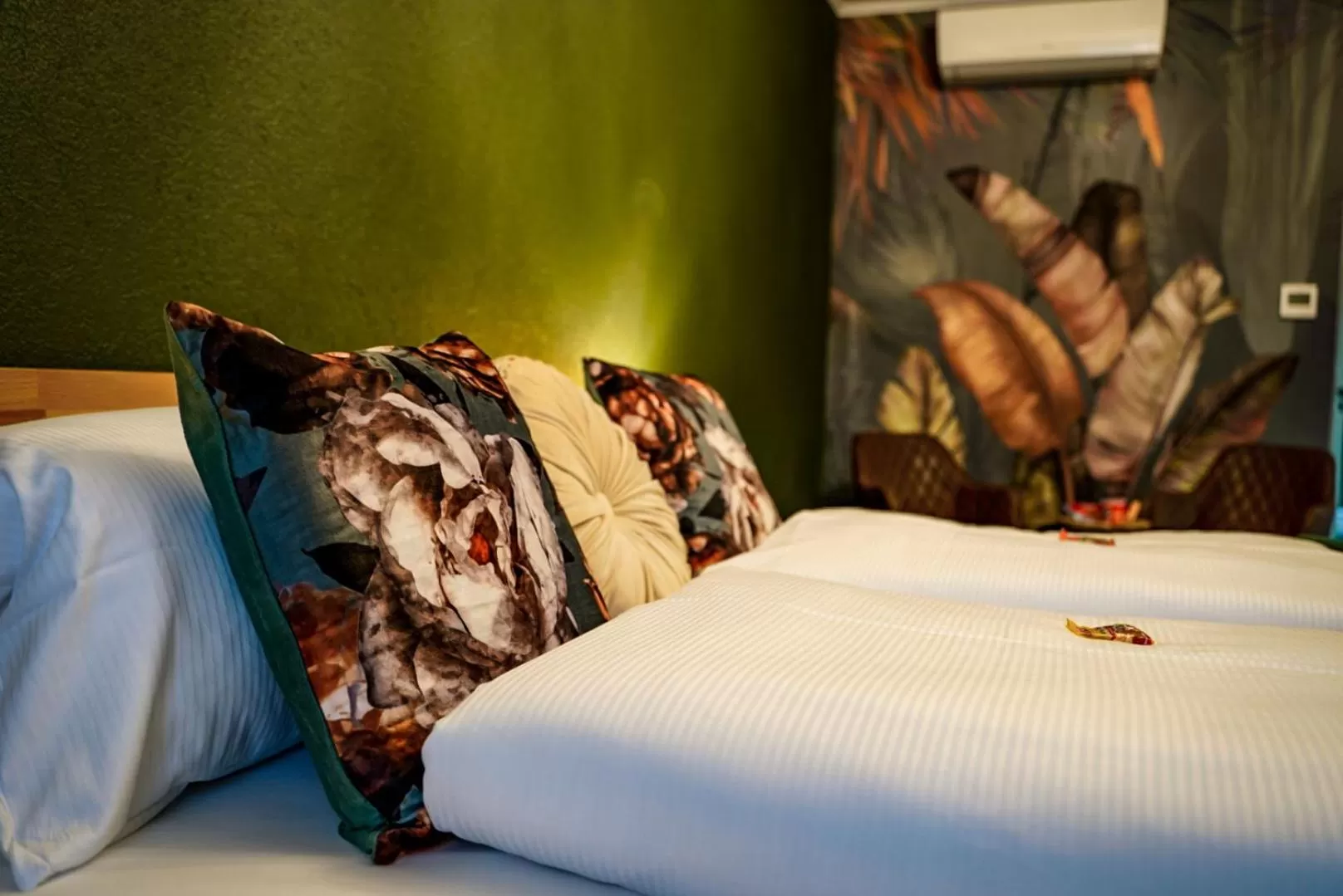 Bed in Hotel Residenz Luxury - Outletcity - Parken - Klima - 24h Check-In