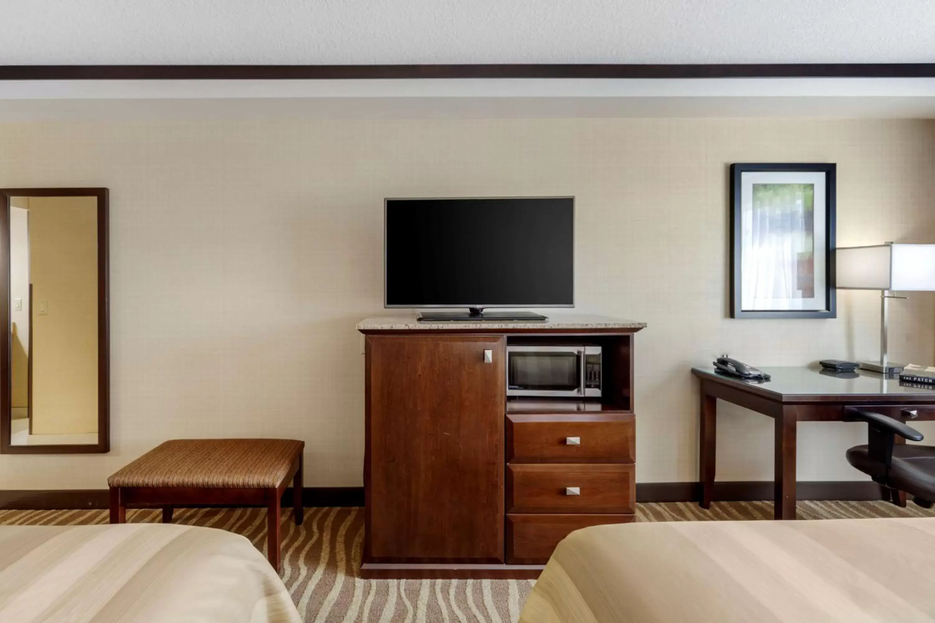 Bedroom, TV/Entertainment Center in Best Western Plus Edmonton Airport Hotel