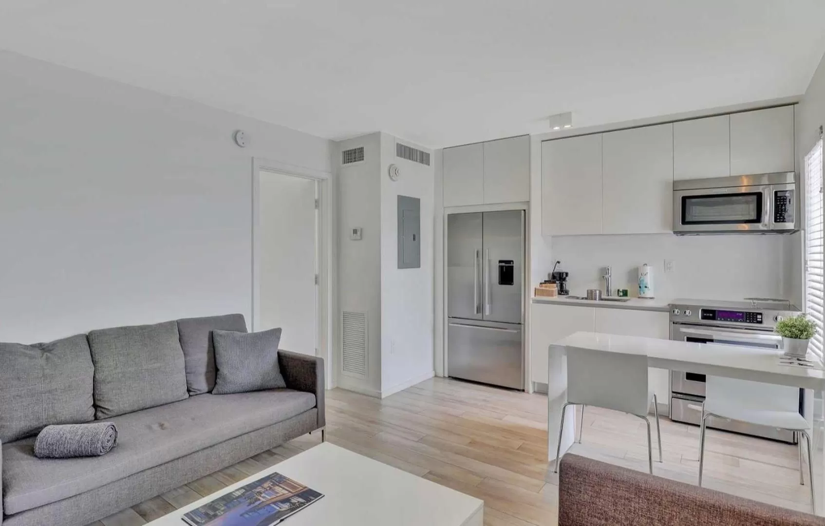 Kitchen or kitchenette in Beach Haus Key Biscayne Contemporary Apartments