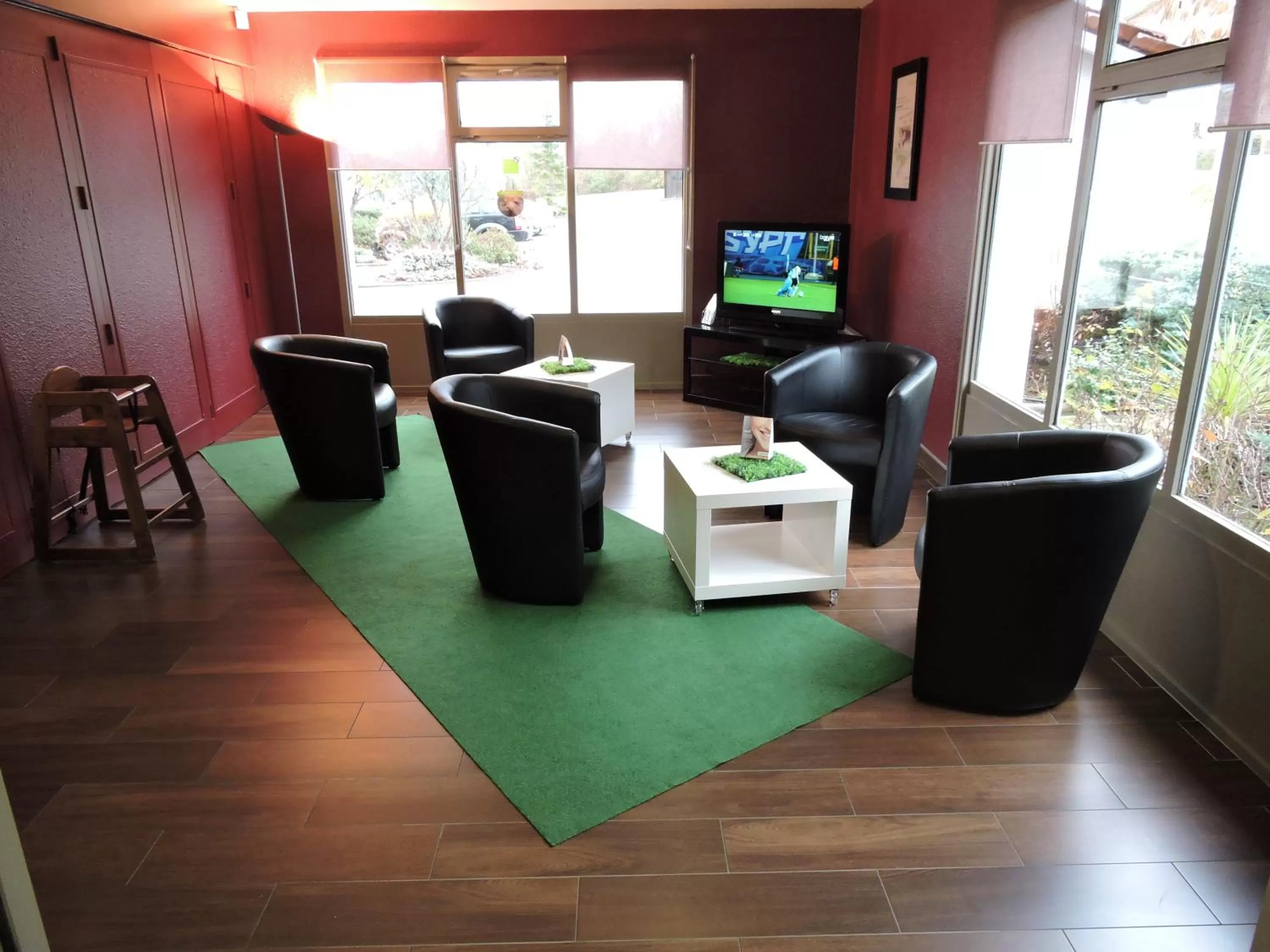 Communal lounge/ TV room in Campanile Hôtel Auch