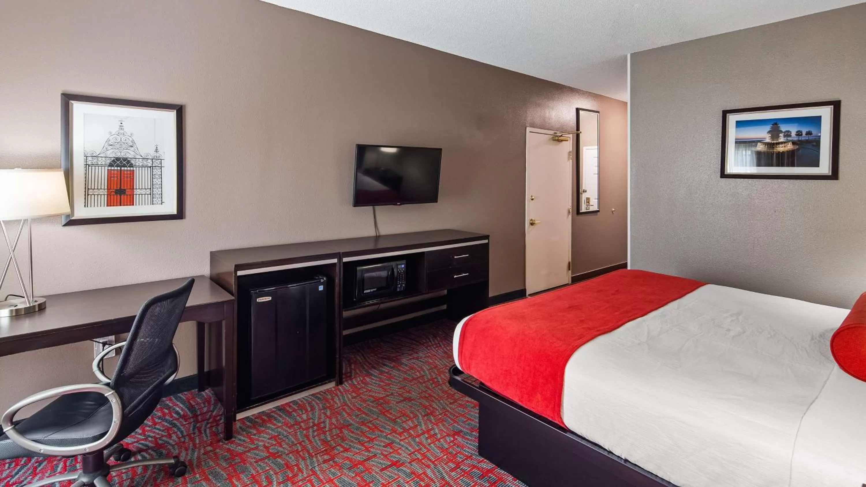 King Room with Roll in Shower in Best Western Airport Inn & Suites