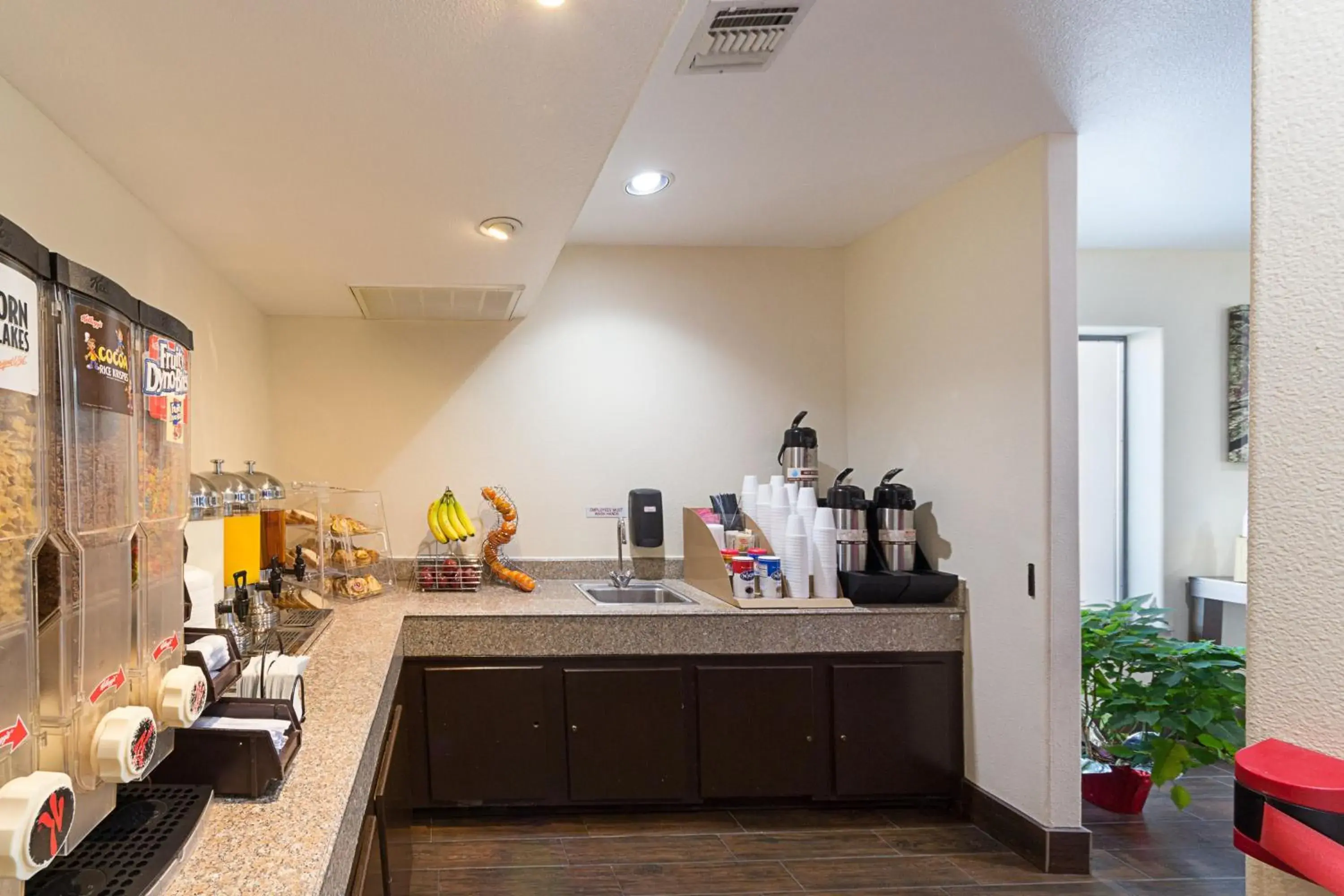 Continental breakfast, Kitchen/Kitchenette in Super 8 by Wyndham New Braunfels I-35