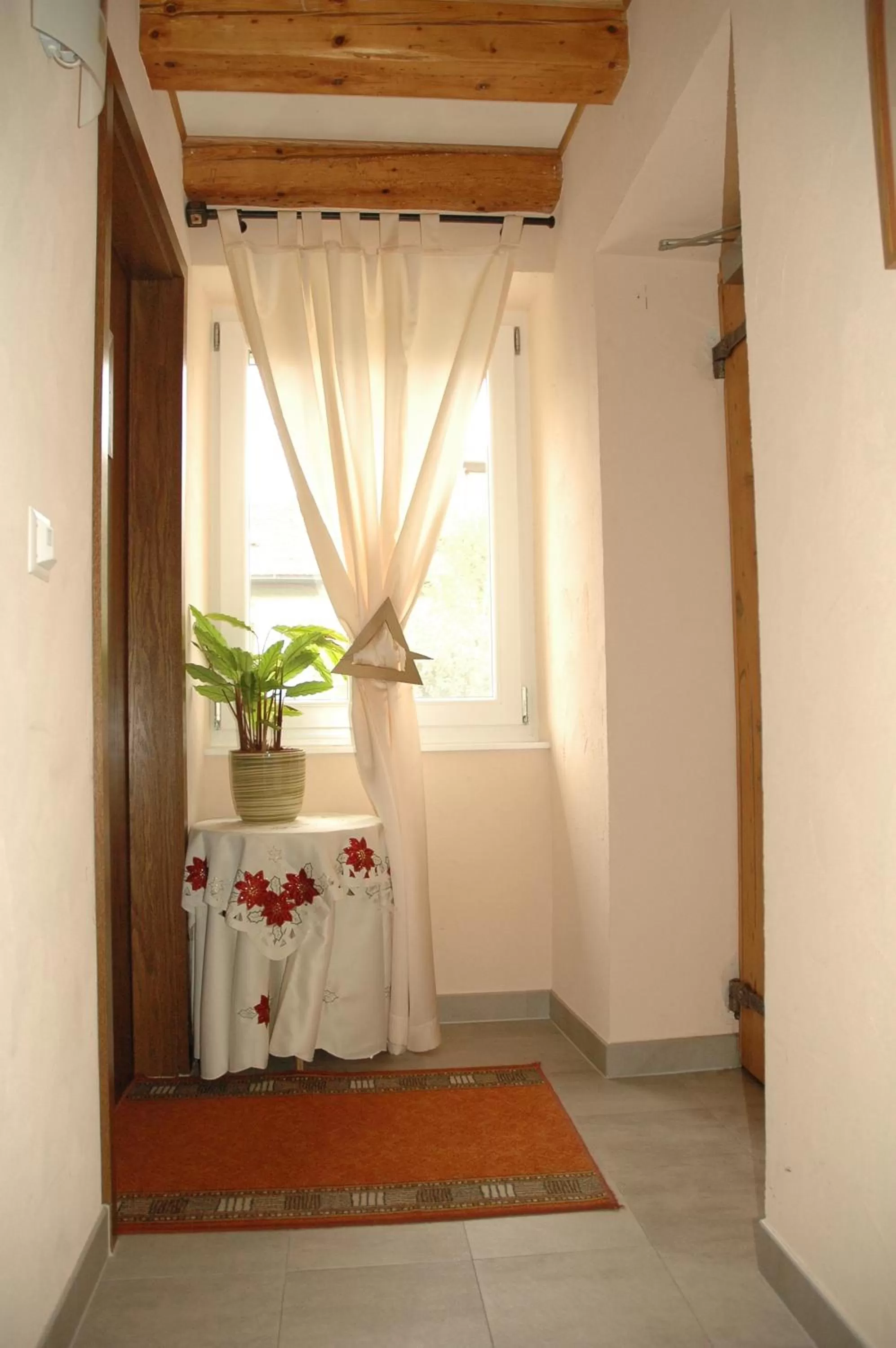 Decorative detail, Bed in Auberge de Dully