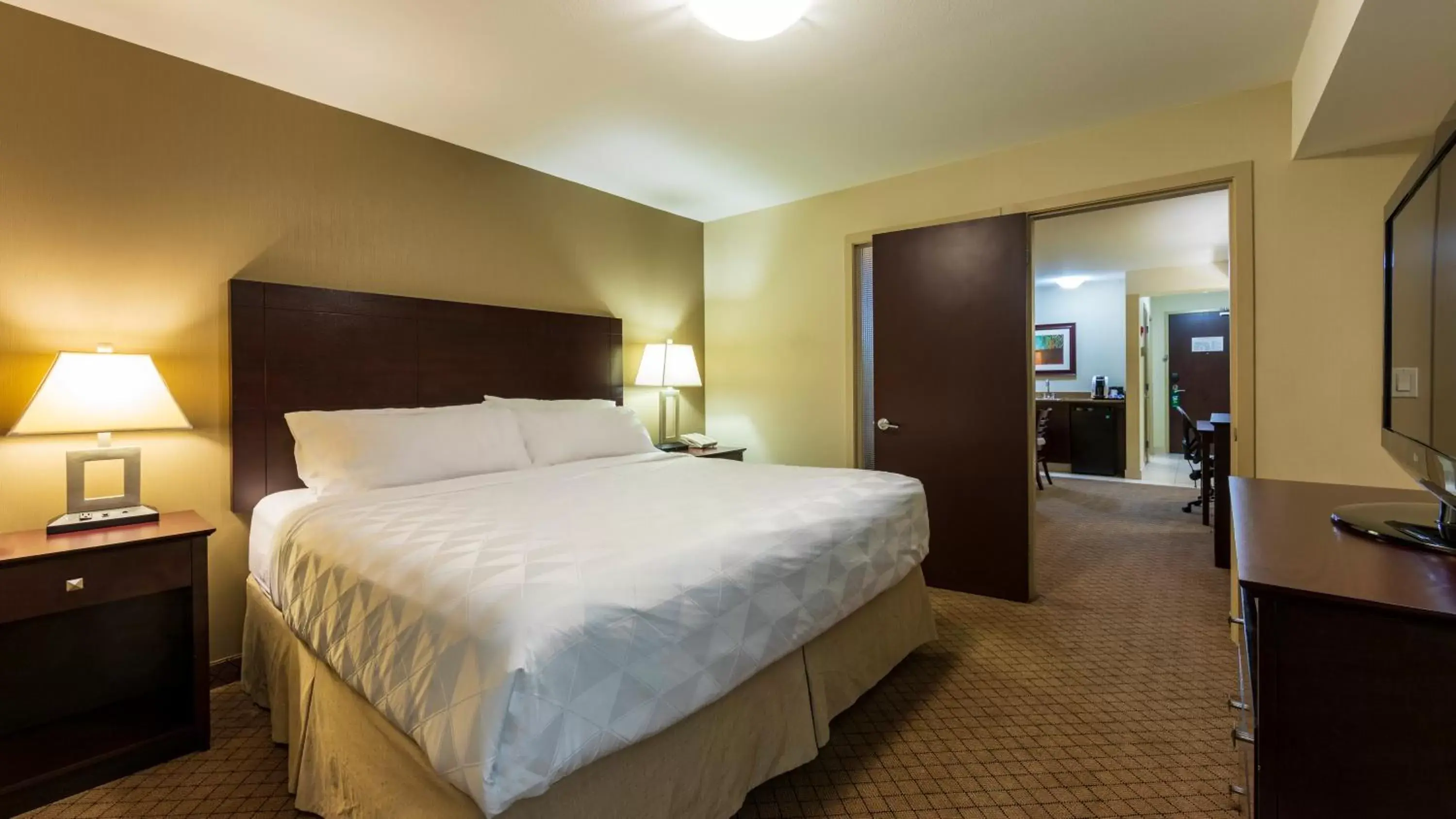 Bed in Holiday Inn Hotel and Suites-Kamloops, an IHG Hotel