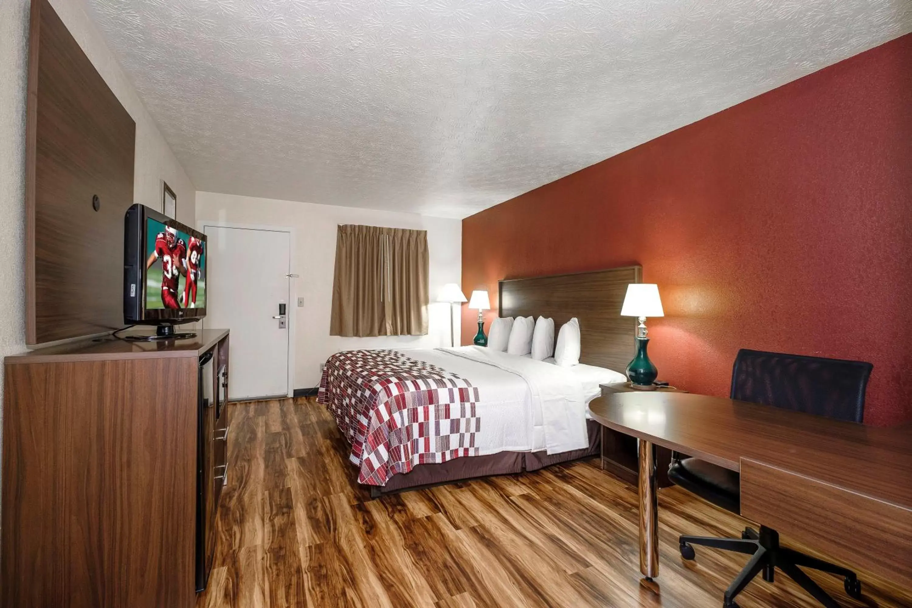 Photo of the whole room, Bed in Red Roof Inn Edgewood