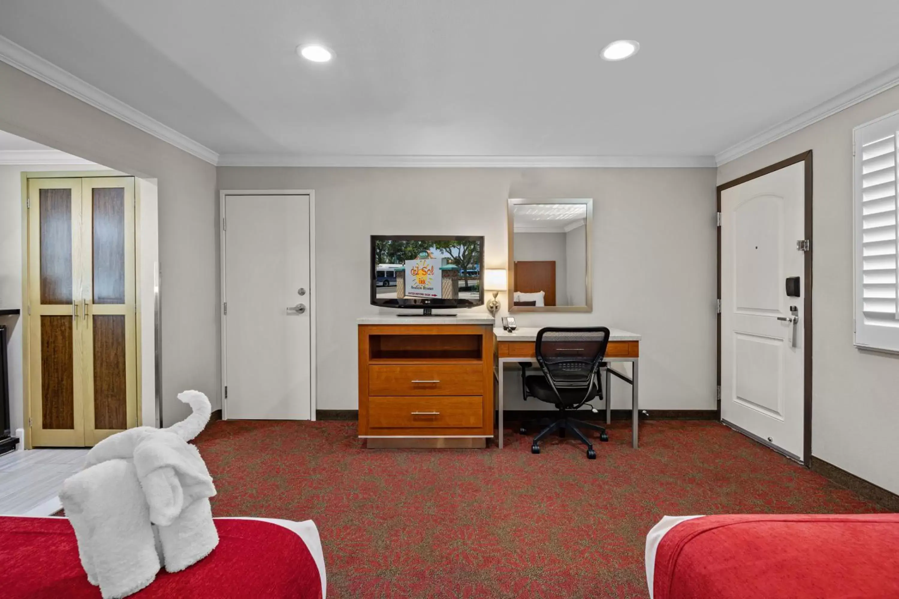 Bedroom, TV/Entertainment Center in Del Sol Inn Anaheim