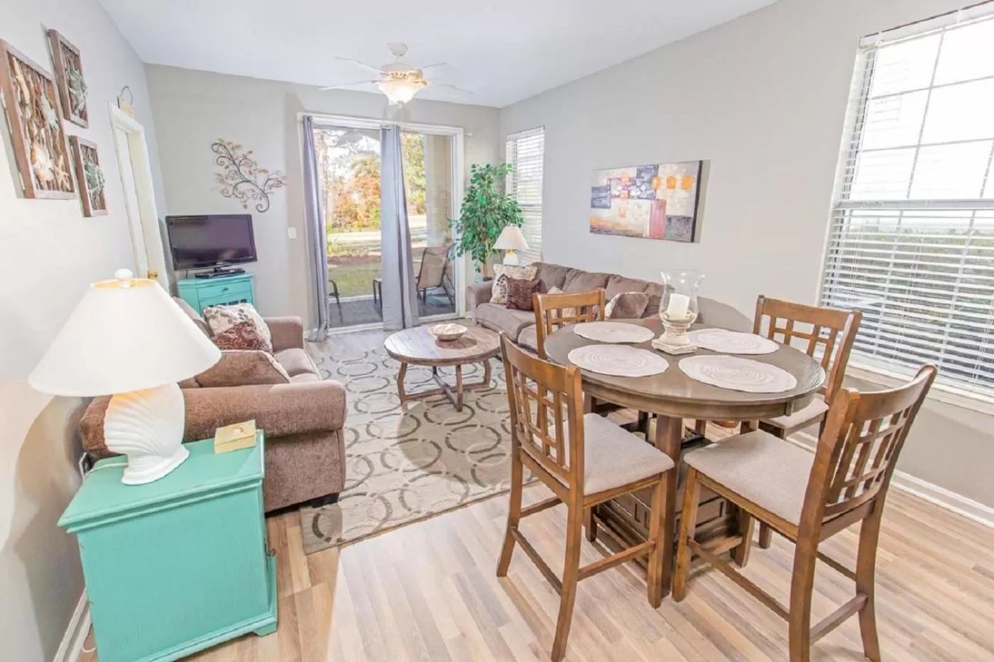 Dining area in River Oaks Golf Resort