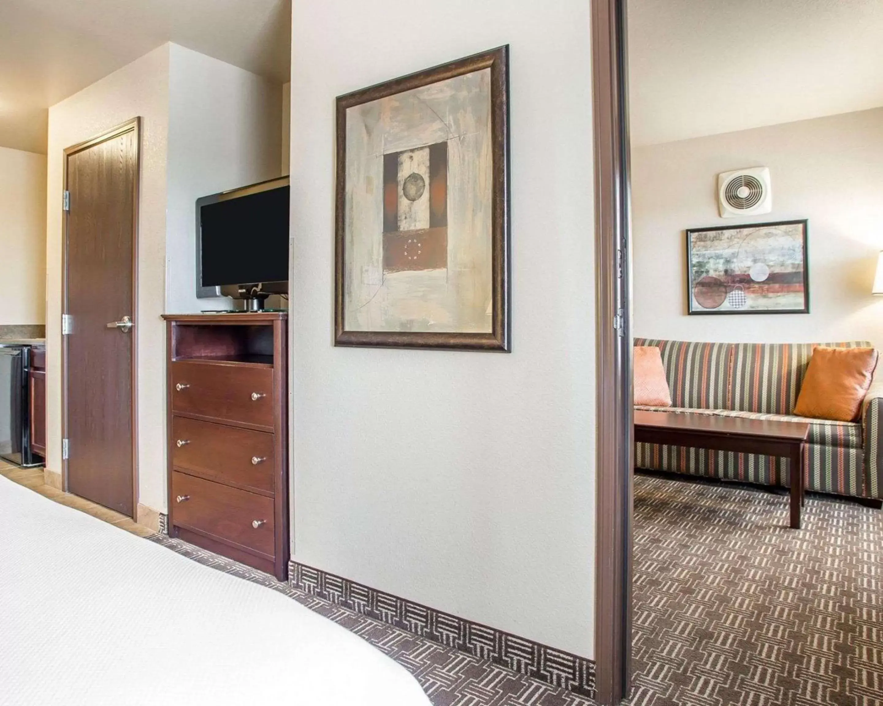 Bedroom, TV/Entertainment Center in MainStay Suites St Robert-Fort Leonard Wood