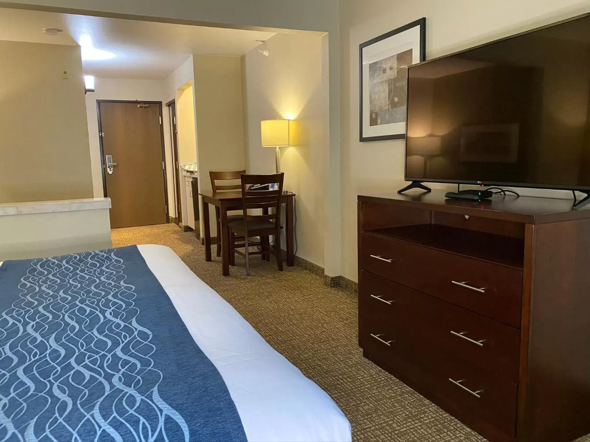 Communal lounge/ TV room, TV/Entertainment Center in Comfort Inn Lacey - Olympia