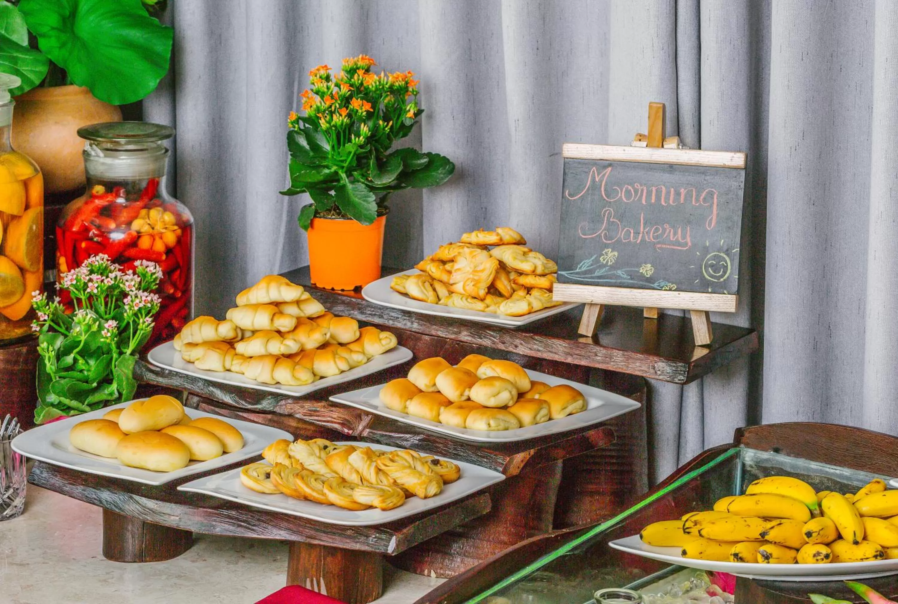 Restaurant/places to eat in Happy Life Grand Hotel & Rooftop Skybar