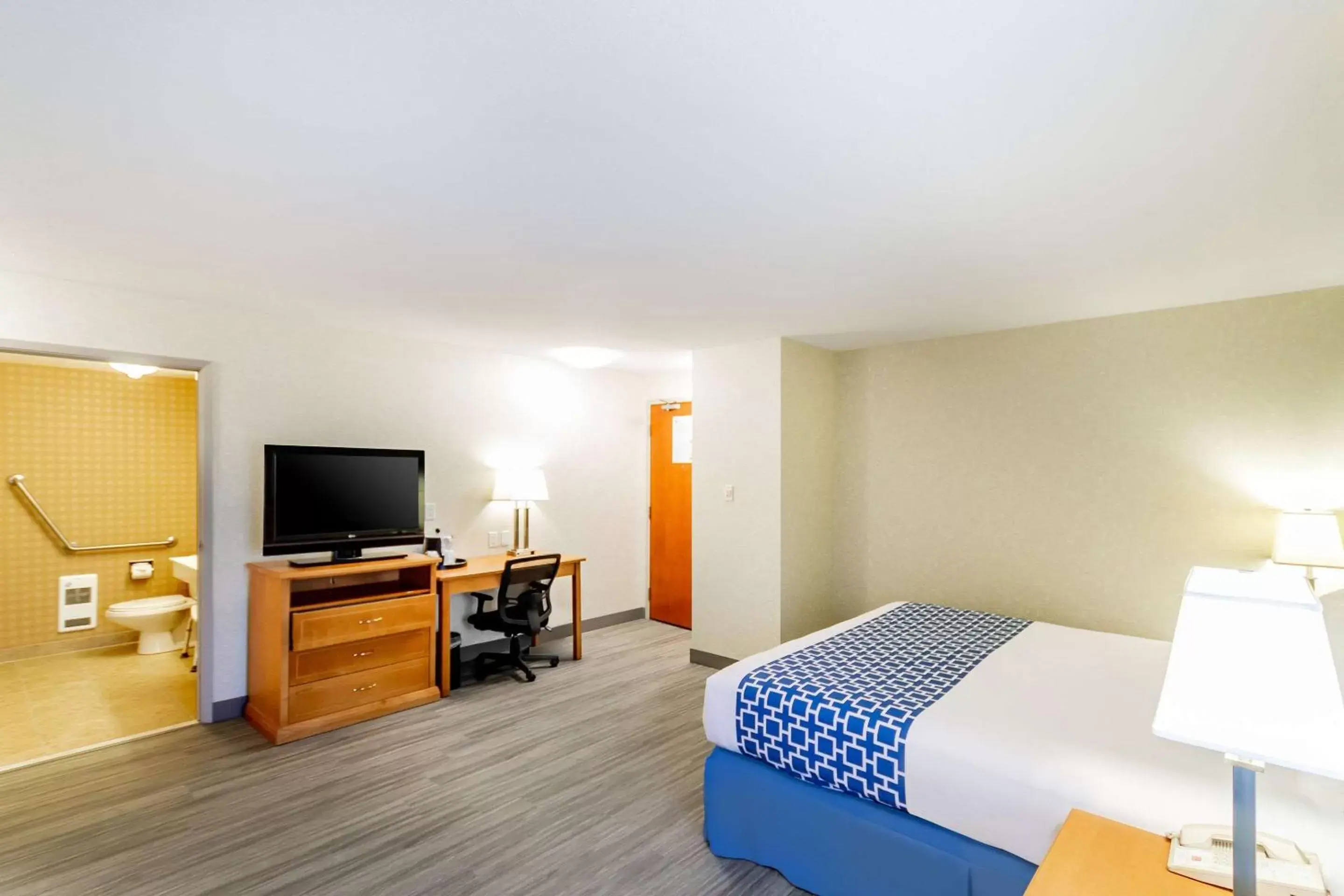 Photo of the whole room, Bed in Econo Lodge Inn & Suites University