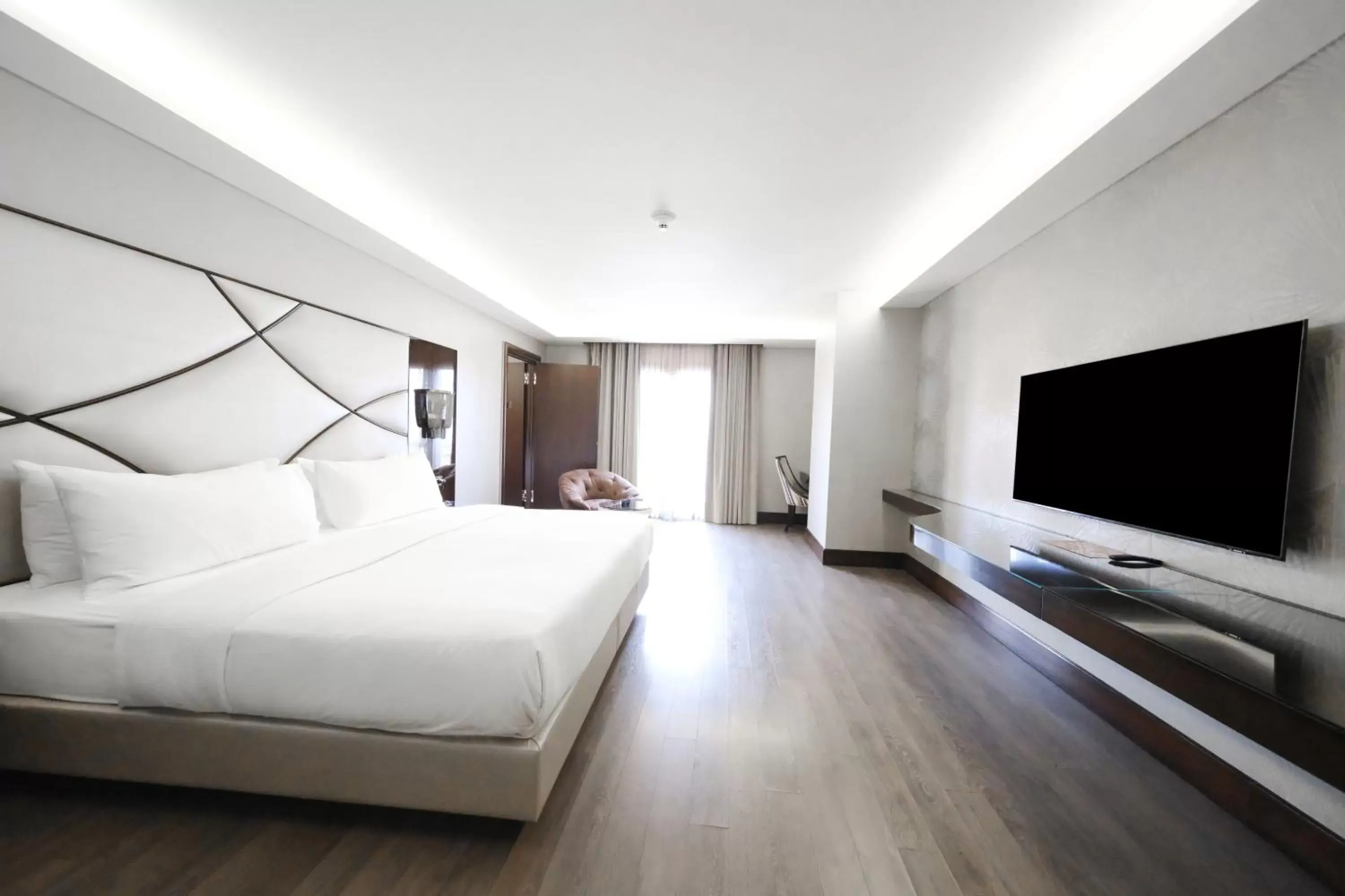 Bed, TV/Entertainment Center in DoubleTree by Hilton Istanbul Esentepe