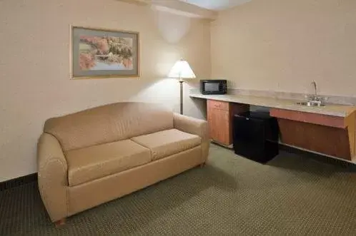 Seating Area in Holiday Inn Express Hotel & Suites Drums-Hazelton, an IHG Hotel