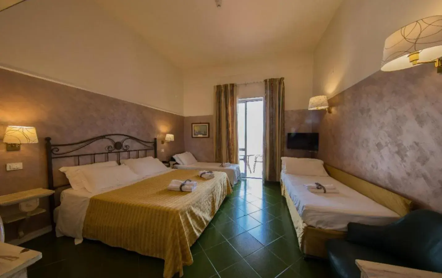 Bed in Hotel Scapolatiello