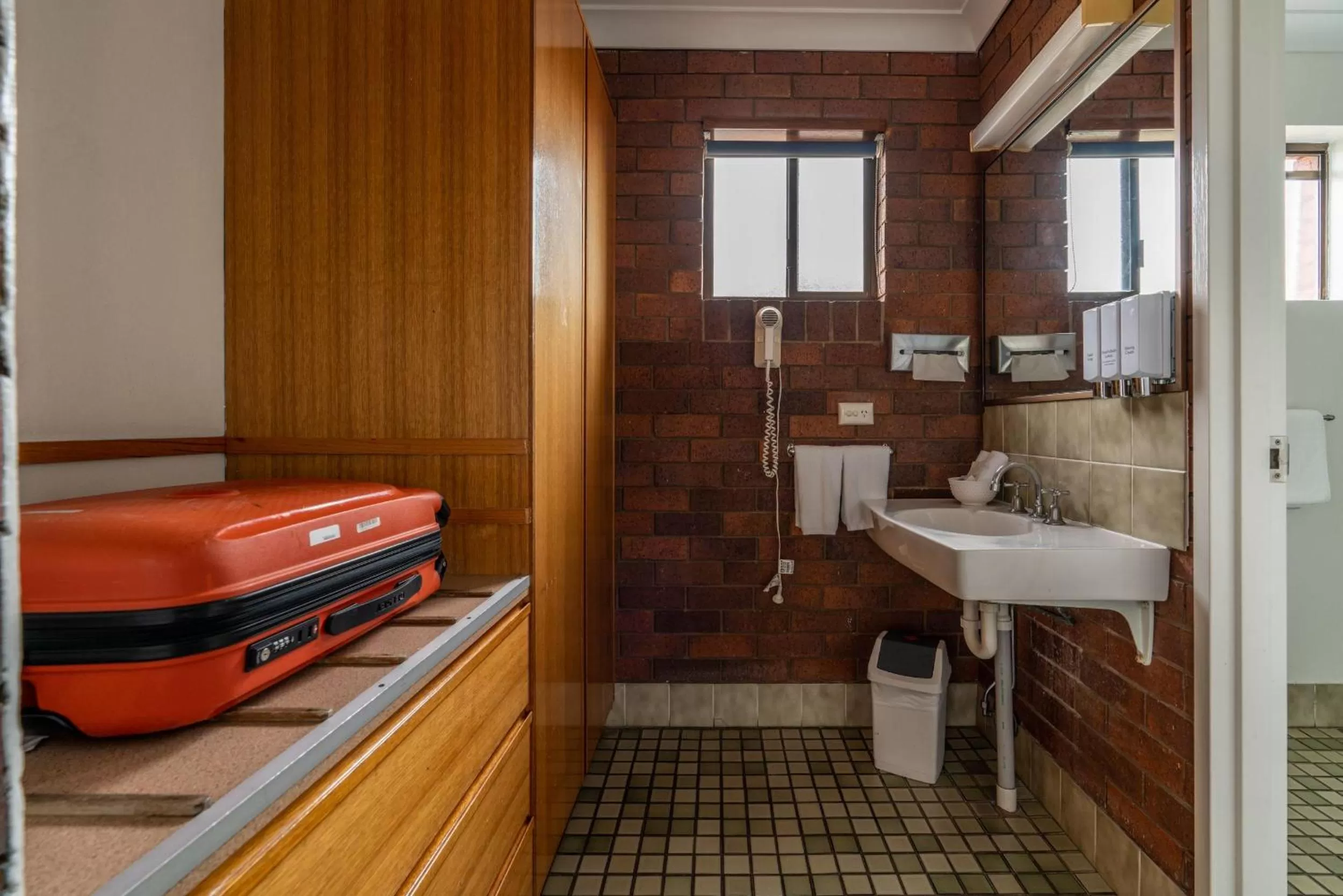 Bathroom in Country Pathfinder Motor Inn