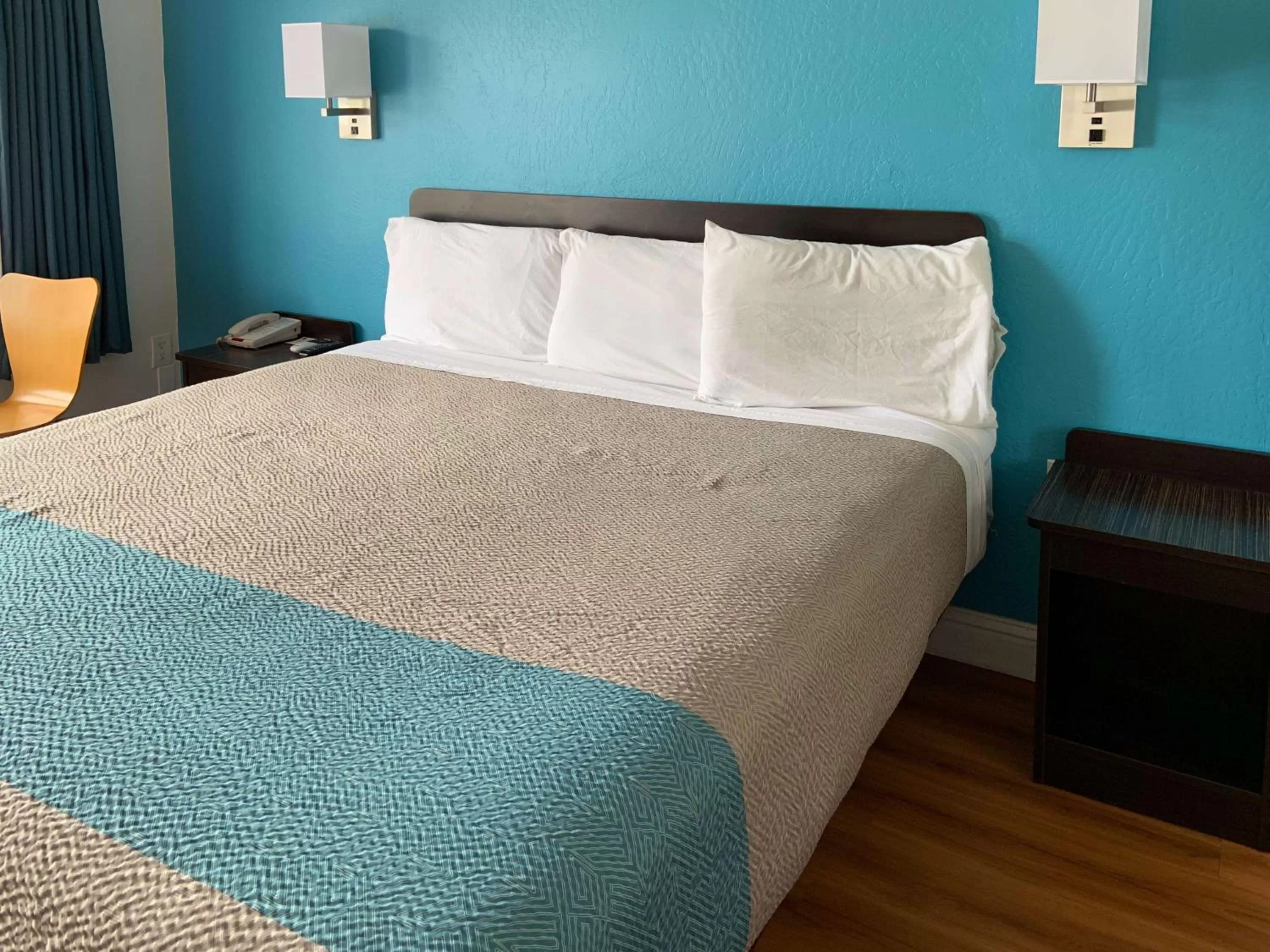 Bedroom, Bed in Motel 6 Pismo Beach CA Pacific Ocean