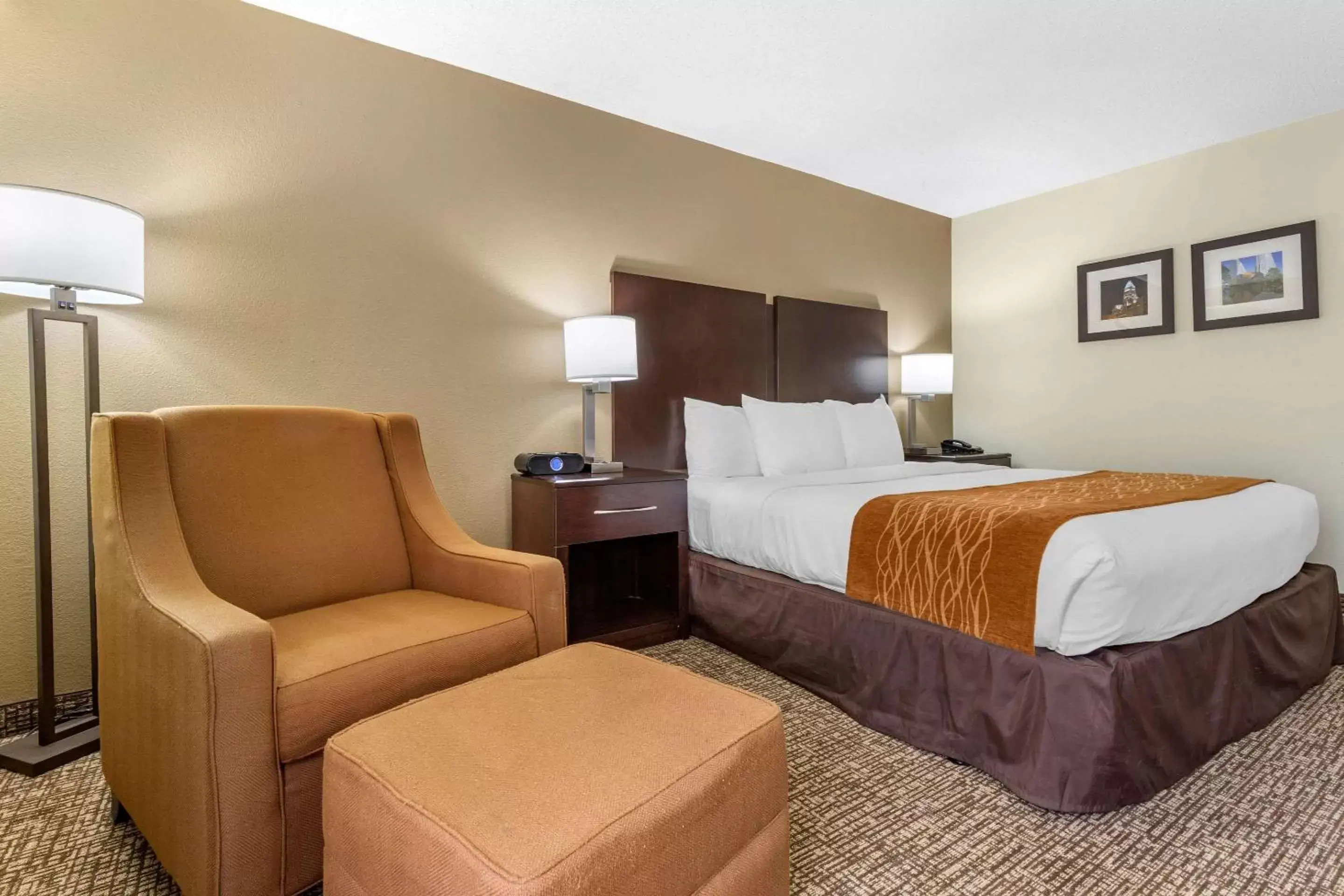 Photo of the whole room, Bed in Comfort Inn & Suites Lake Norman