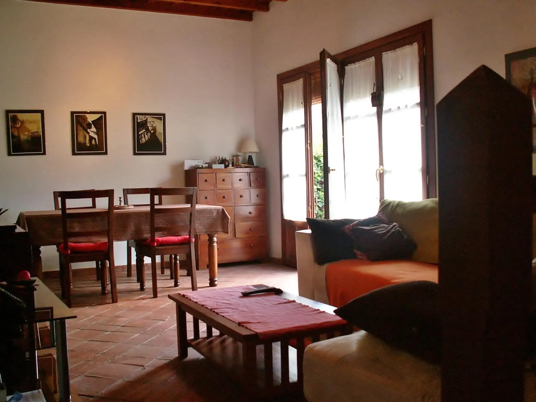 Living room, Restaurant/Places to Eat in Oasis Backpackers' Hostel Granada