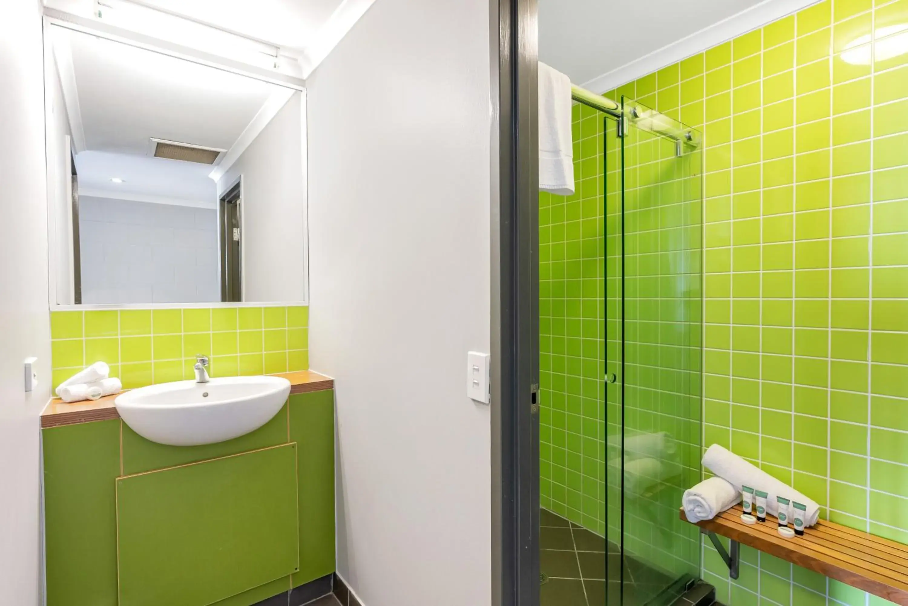 Bathroom in Gilligan's Backpacker Hotel & Resort Cairns