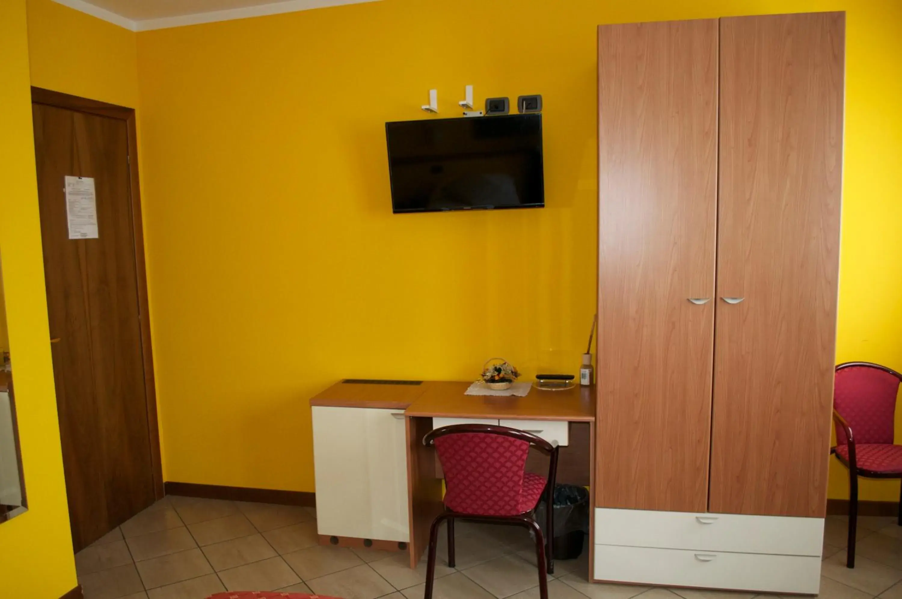 TV and multimedia, TV/Entertainment Center in Hotel Mantova Sud