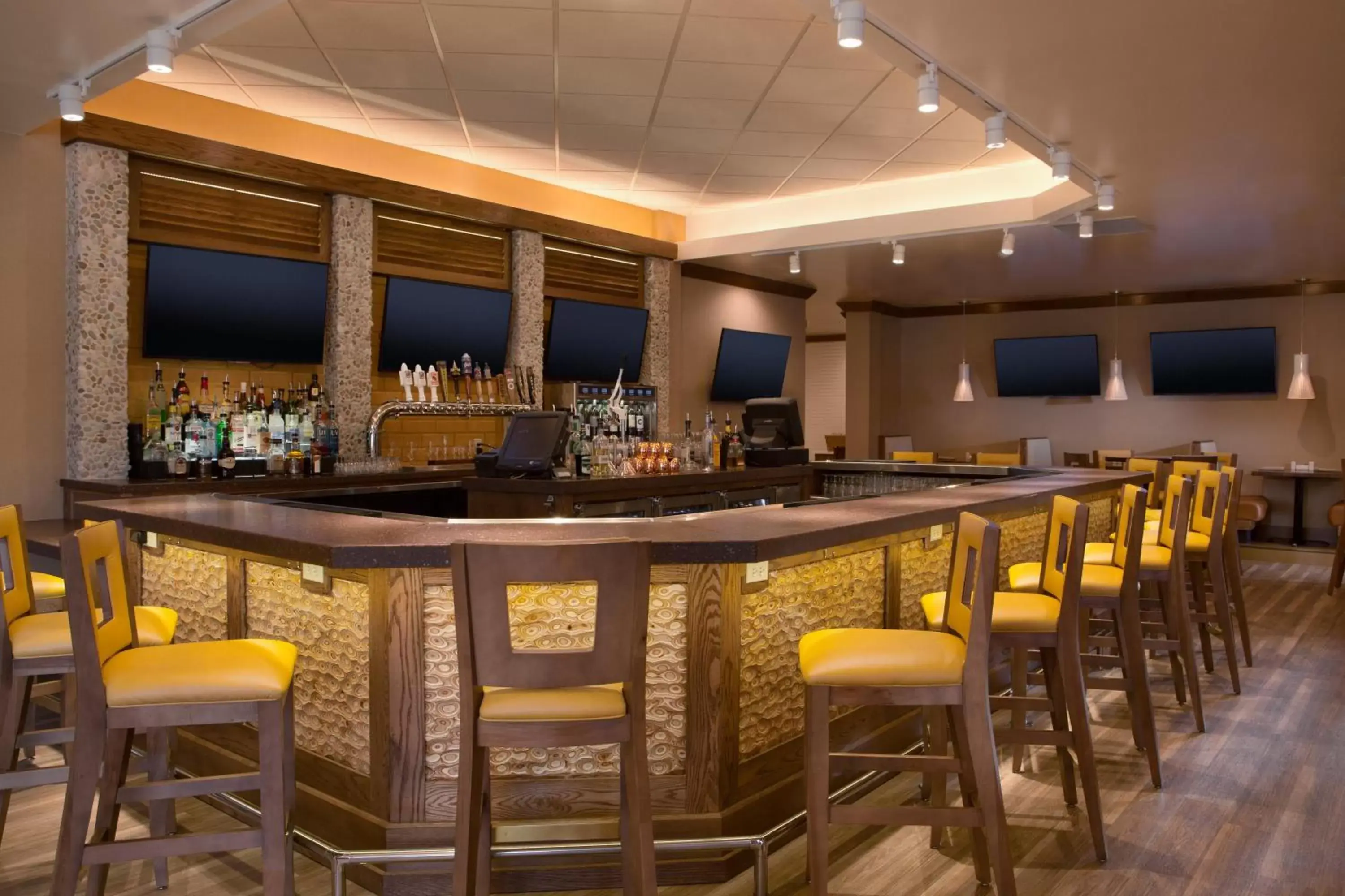 Lounge or bar, Lounge/Bar in Holiday Inn Dubuque/Galena, an IHG Hotel