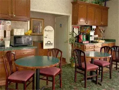 Restaurant/places to eat, Kitchen/Kitchenette in Super 8 by Wyndham Nashville Near Downtown / I-40