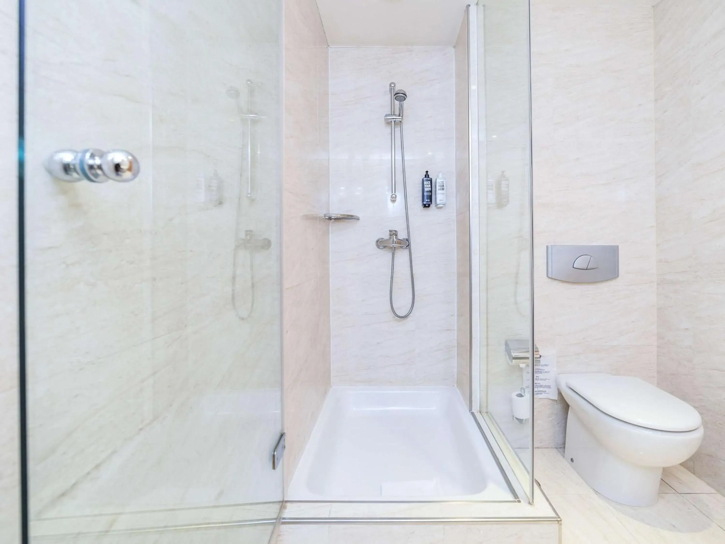 Photo of the whole room, Bathroom in  ibis Madrid Alcala de Henares La Garena