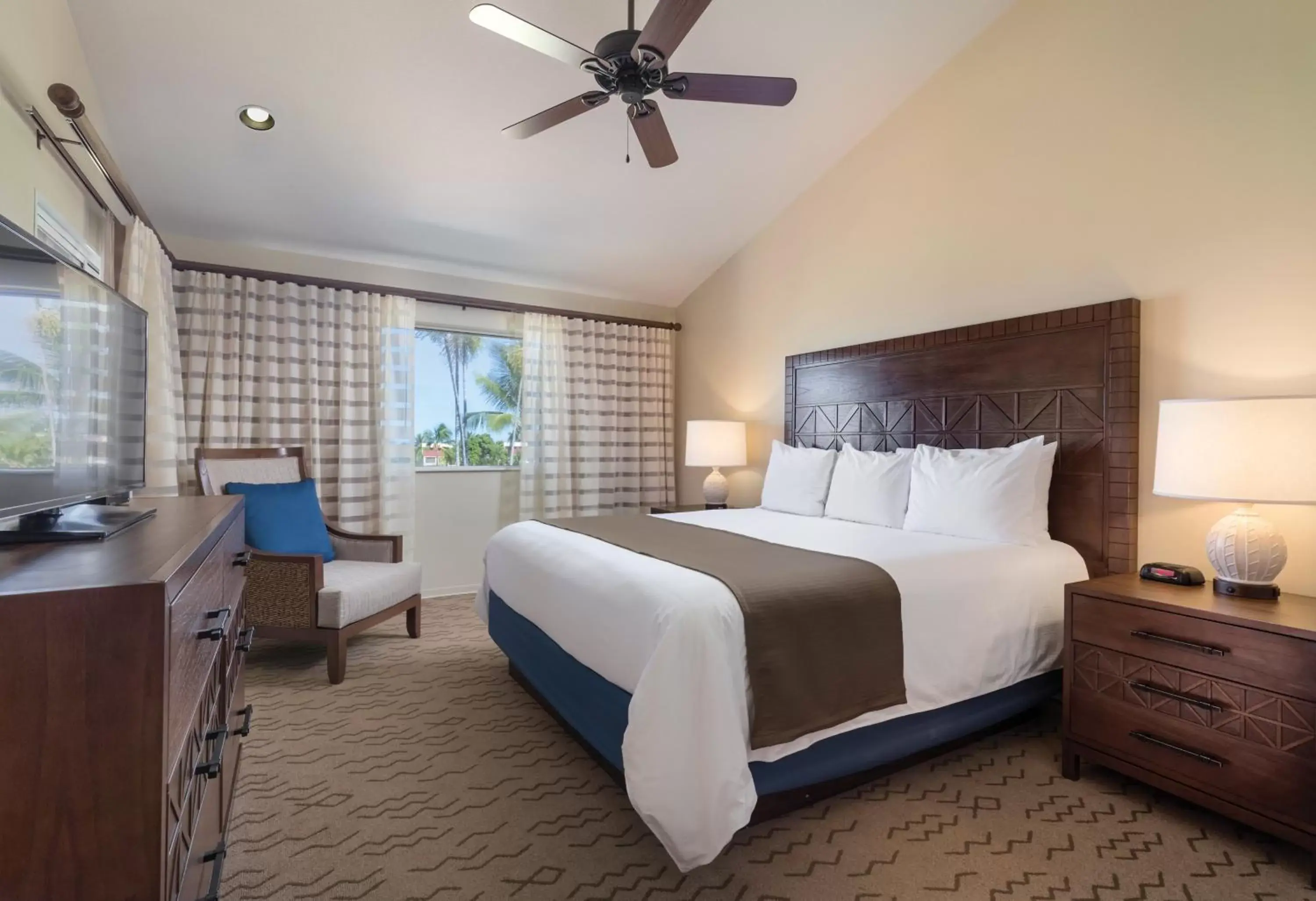 Bedroom, Bed in Kona Coast Resort