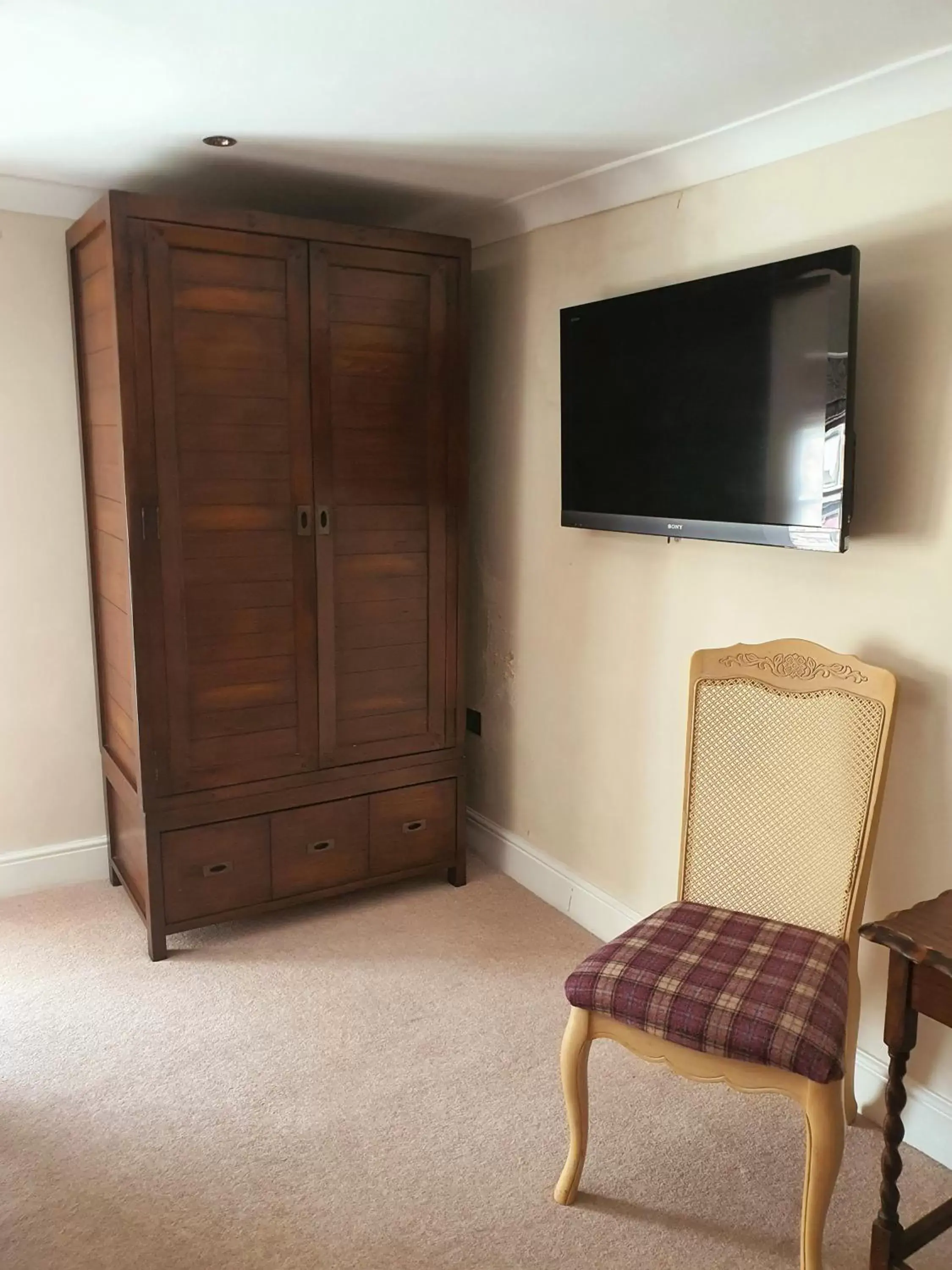 TV/Entertainment Center in Pennine Hotel