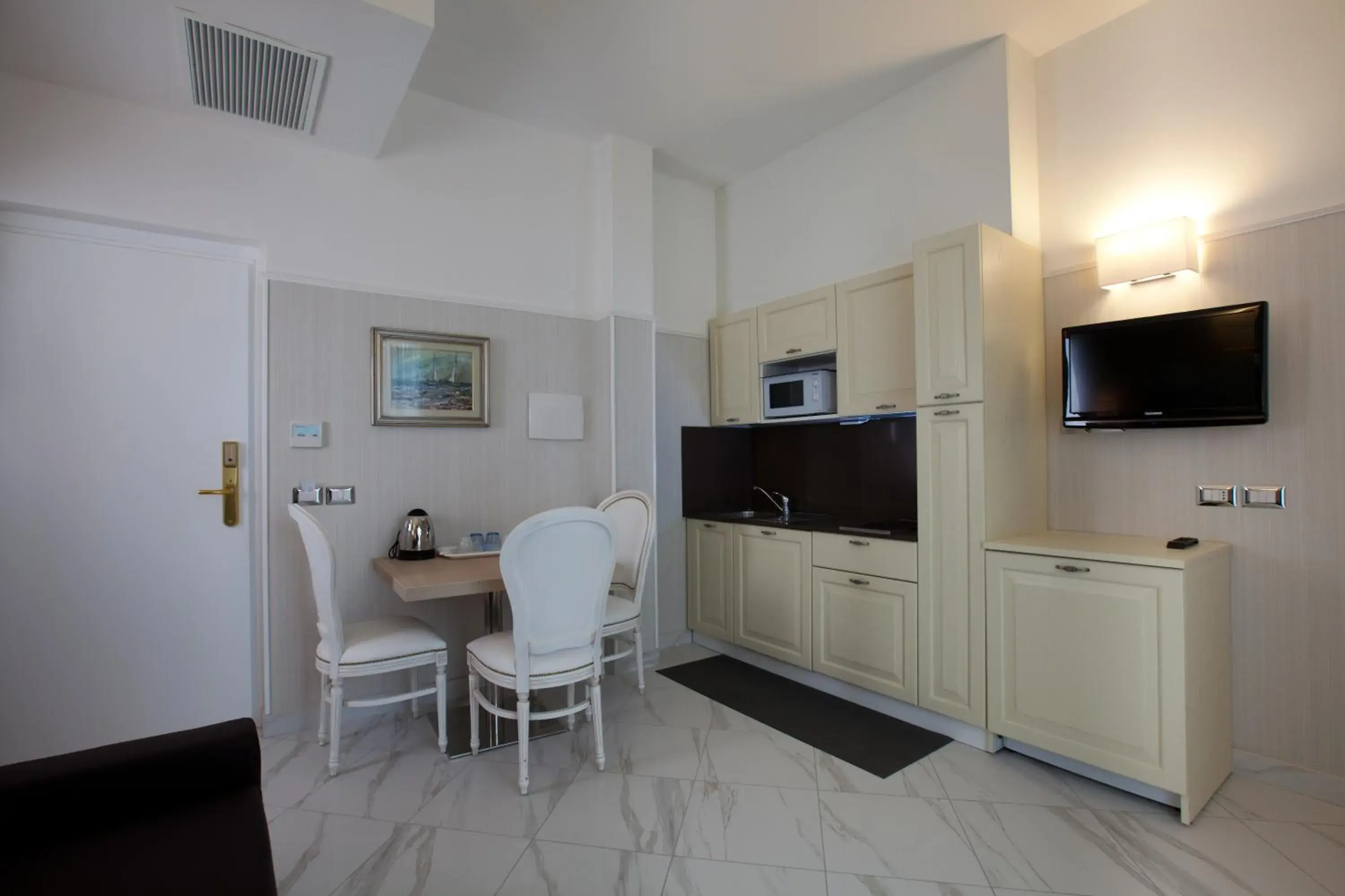 Kitchen or kitchenette, Seating Area in Hotel Residence Villa Del Mare