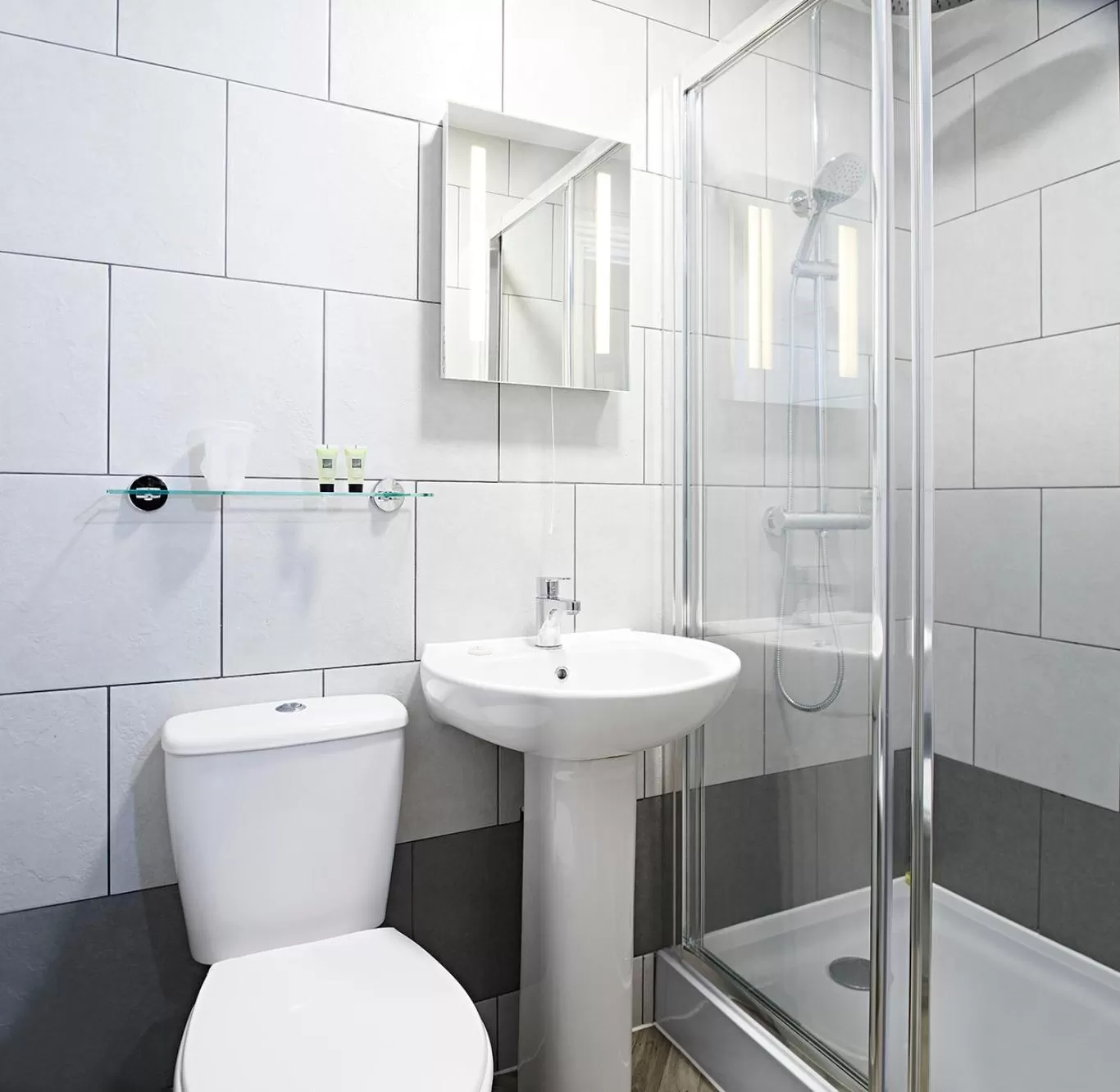 Shower in The Frampton Arms