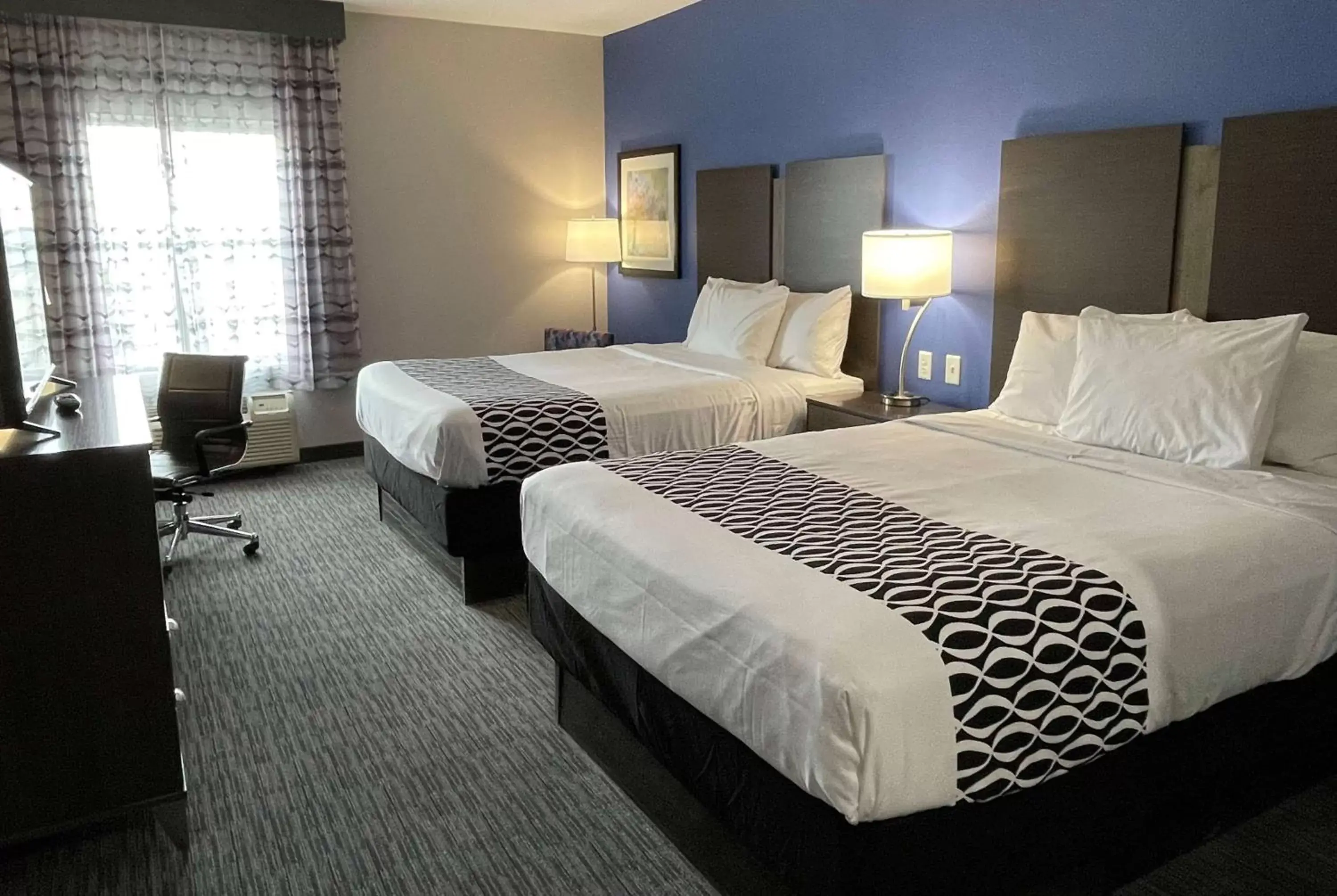 Photo of the whole room, Bed in La Quinta Inn and Suites by Wyndham - Schertz