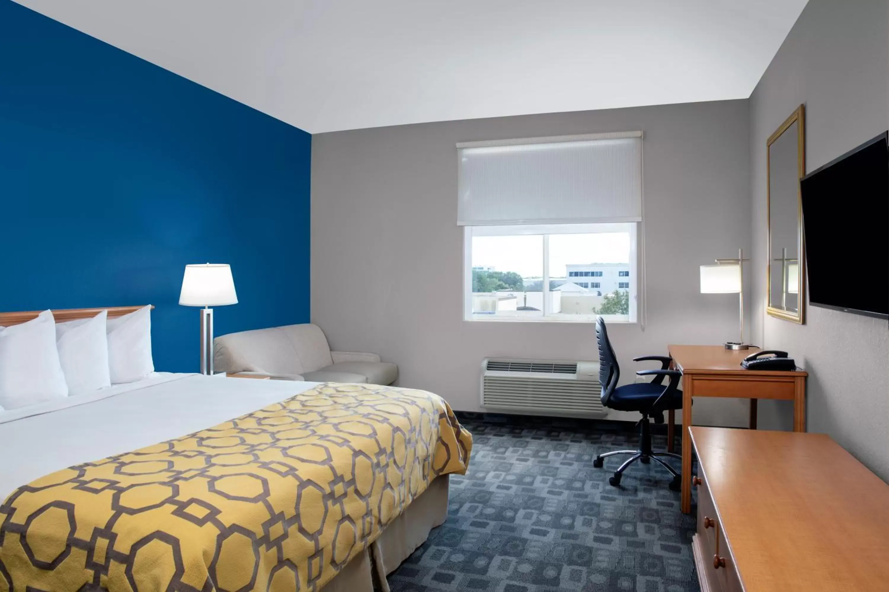 Photo of the whole room, Bed in Baymont by Wyndham Miami Doral