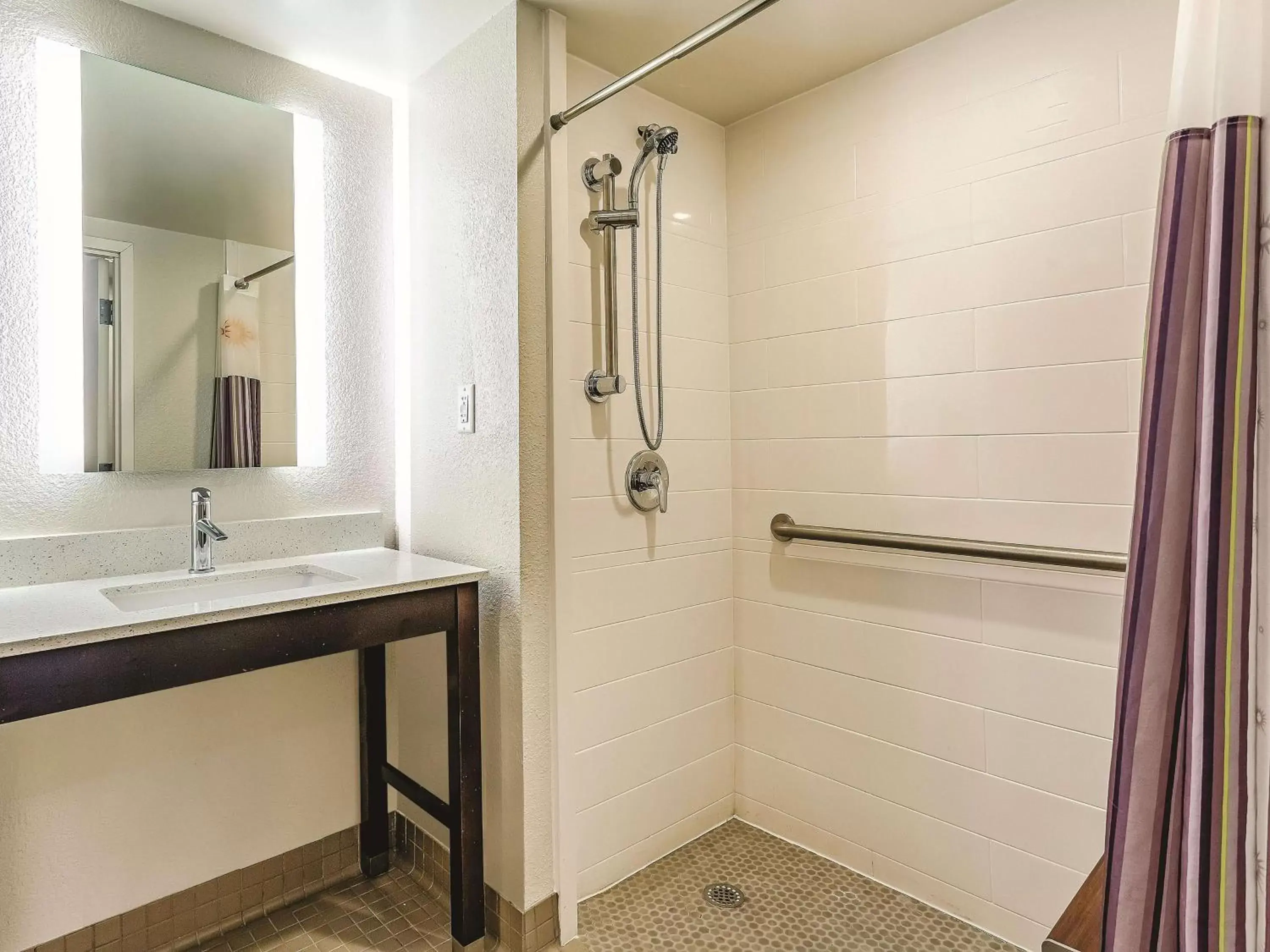 Photo of the whole room, Bathroom in La Quinta by Wyndham Columbia / Fort Meade