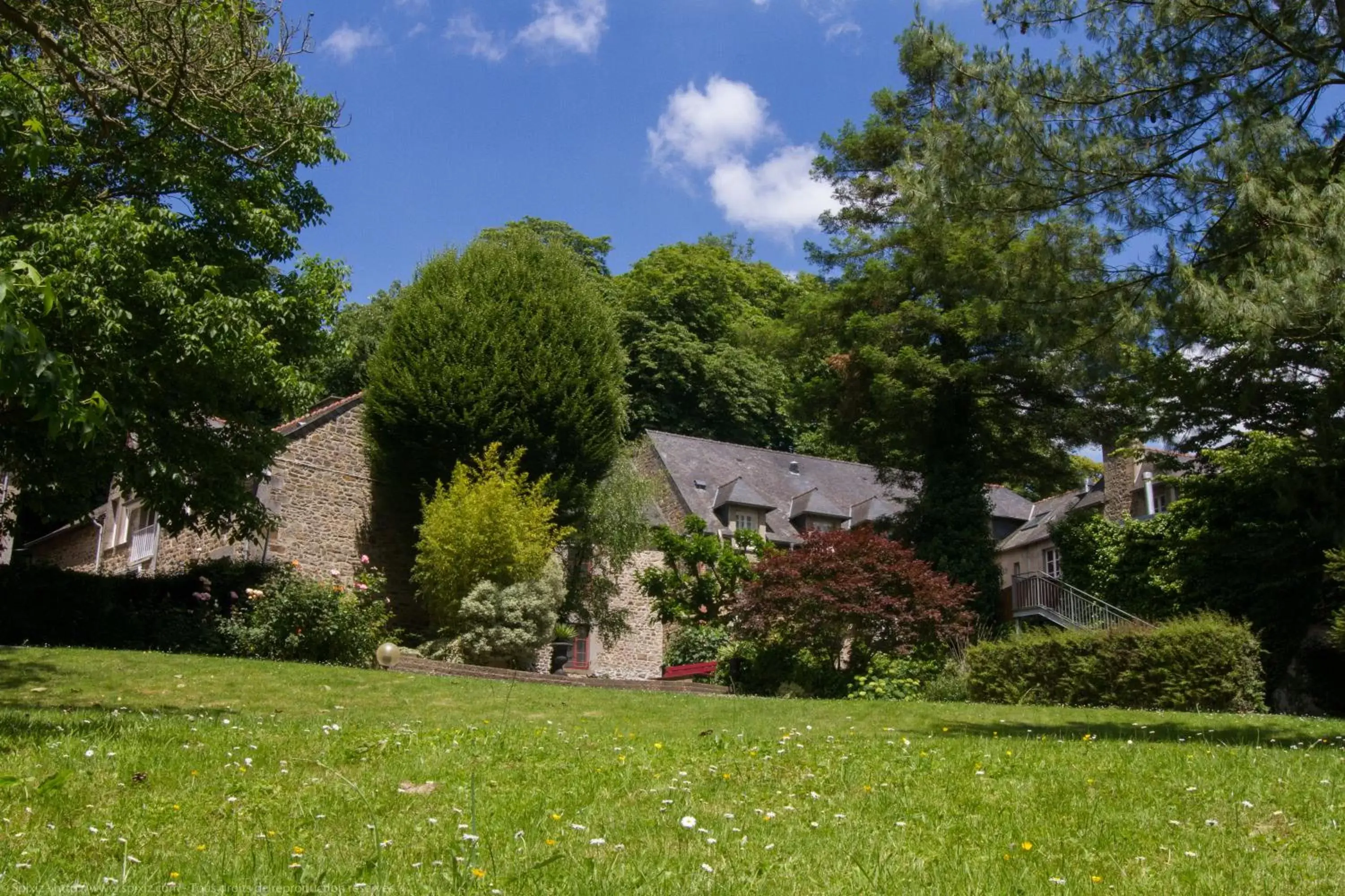 Garden in Logis Hotel Du Chateau