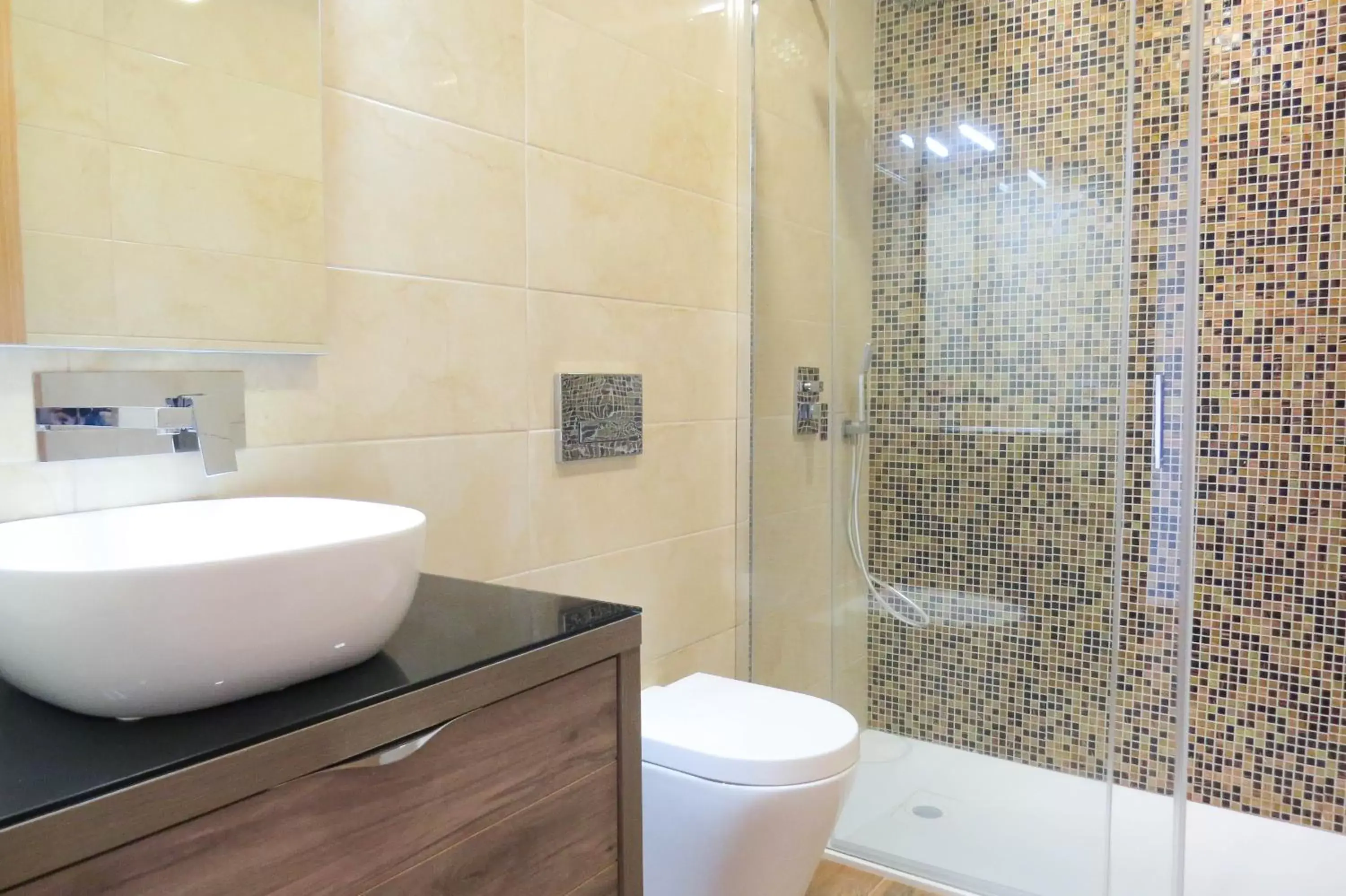 Shower, Bathroom in Casa Miradouro