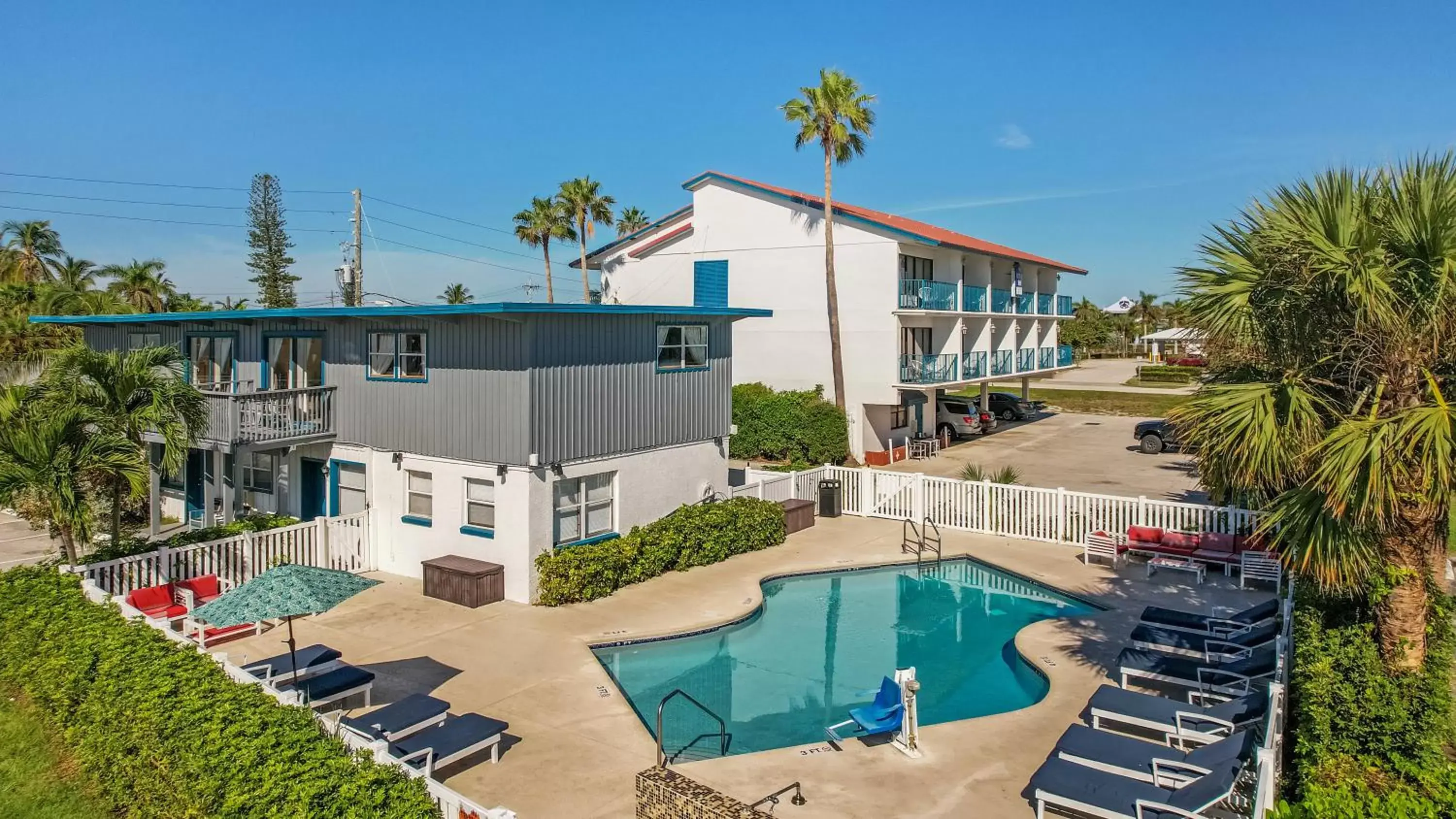 Property building, Pool View in Royal Inn Beach Hutchinson Island