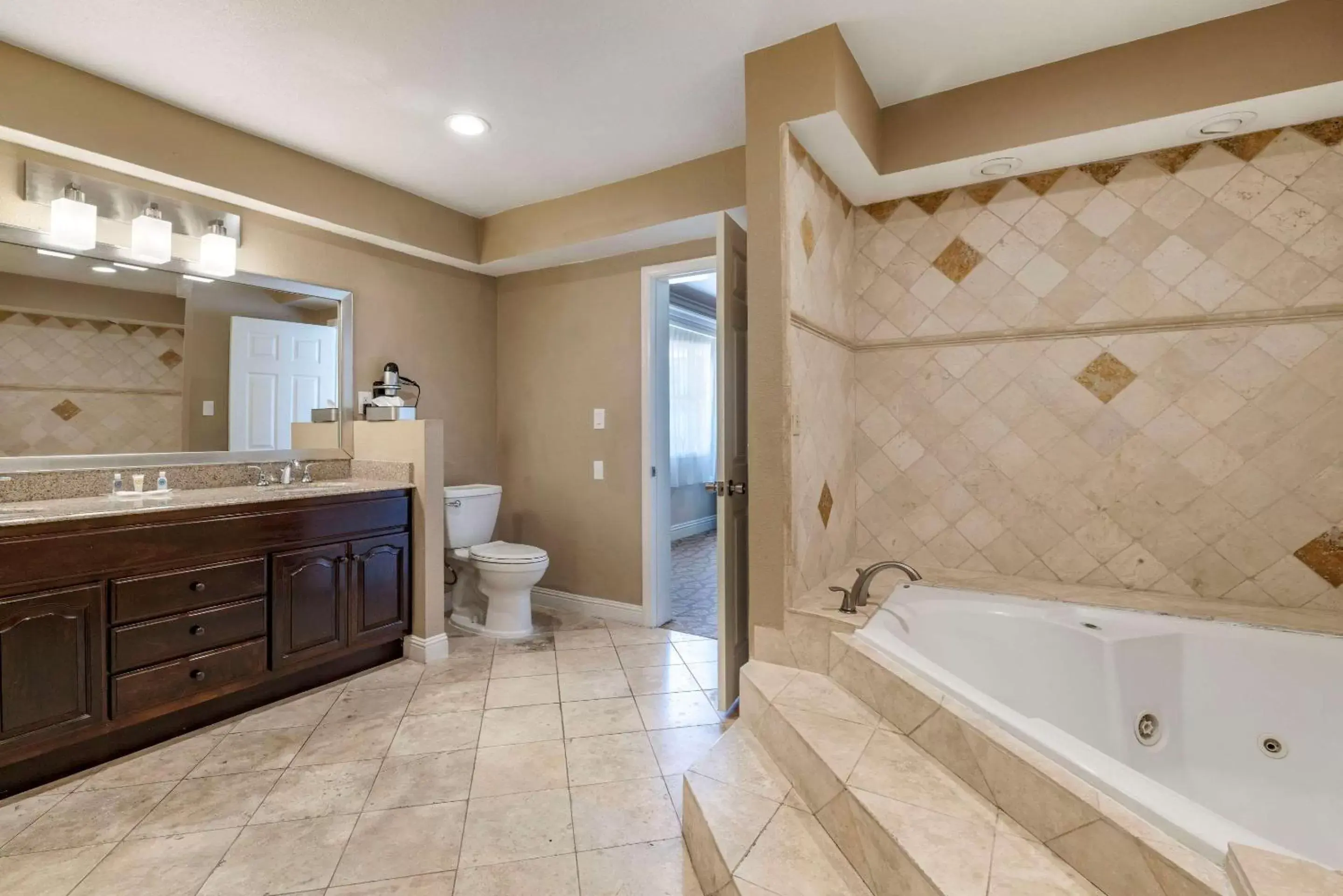 Photo of the whole room, Bathroom in Comfort Suites San Clemente Beach