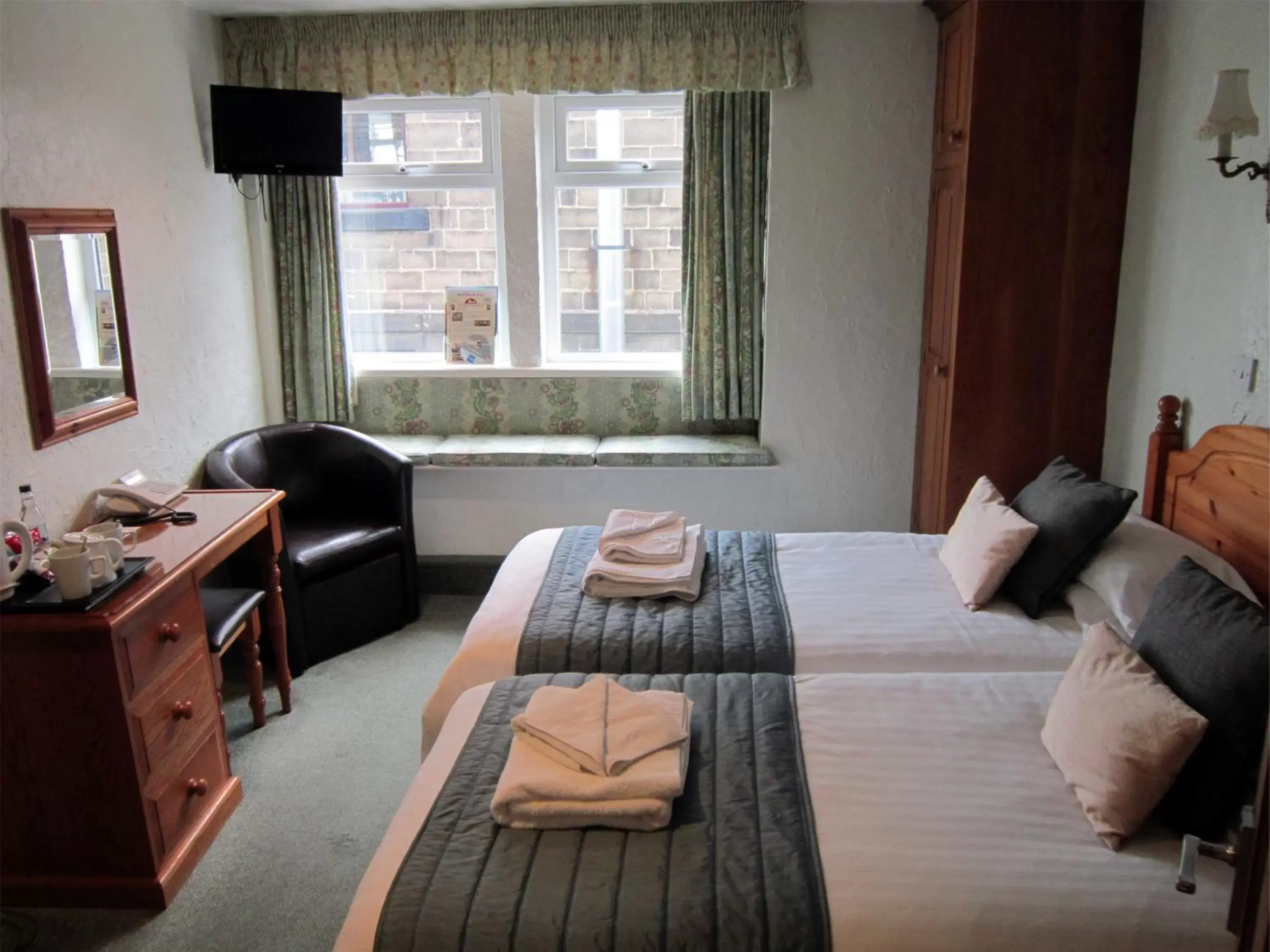 Photo of the whole room, Bed in The Old White Lion Hotel