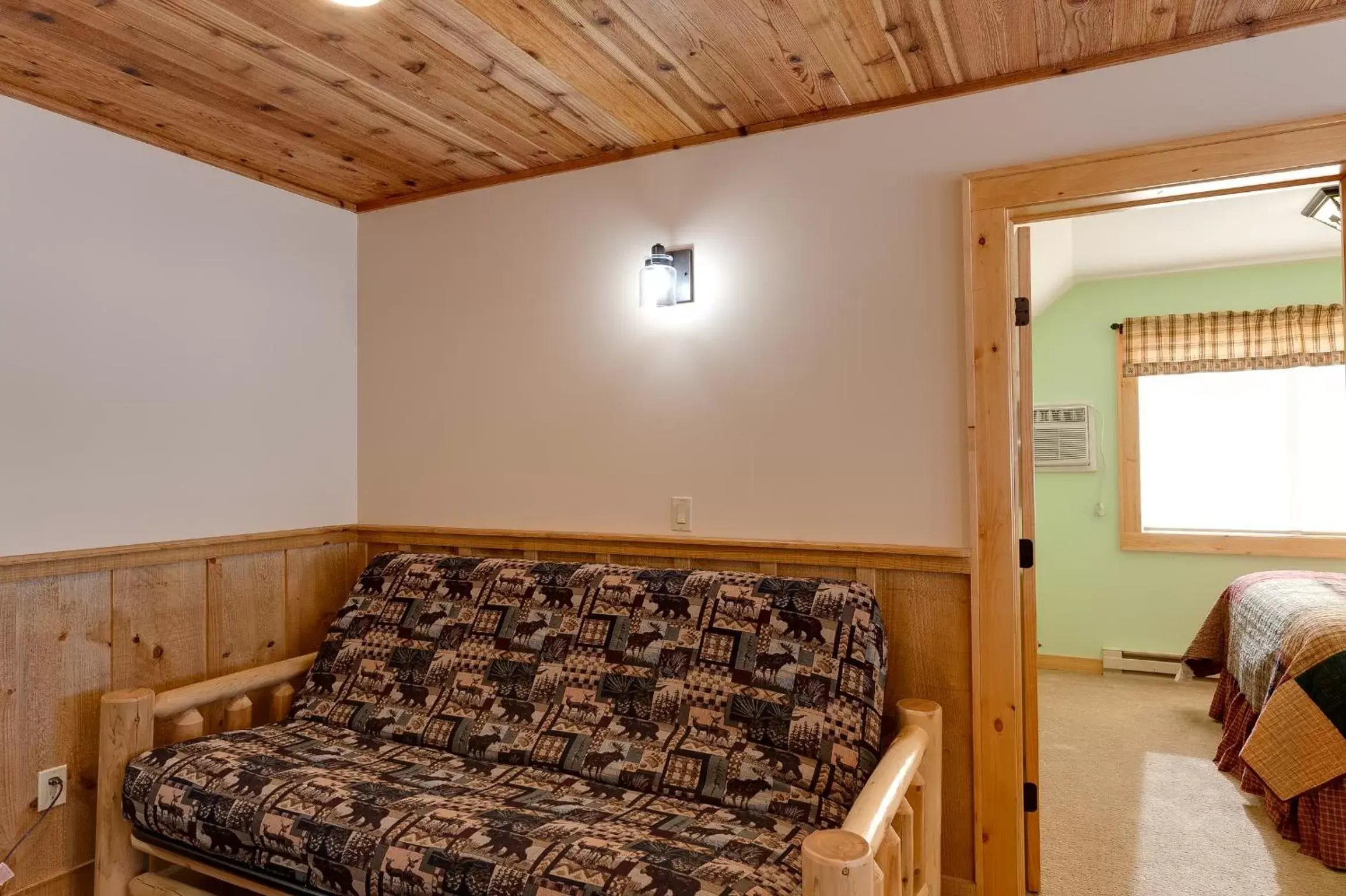 Bed, Seating Area in Cobble Mountain Lodge