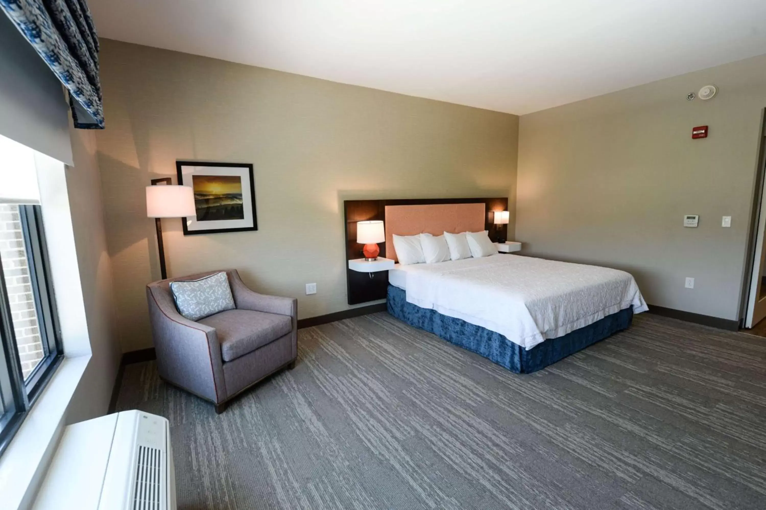 Bed in Hampton Inn & Suites Lenoir, NC