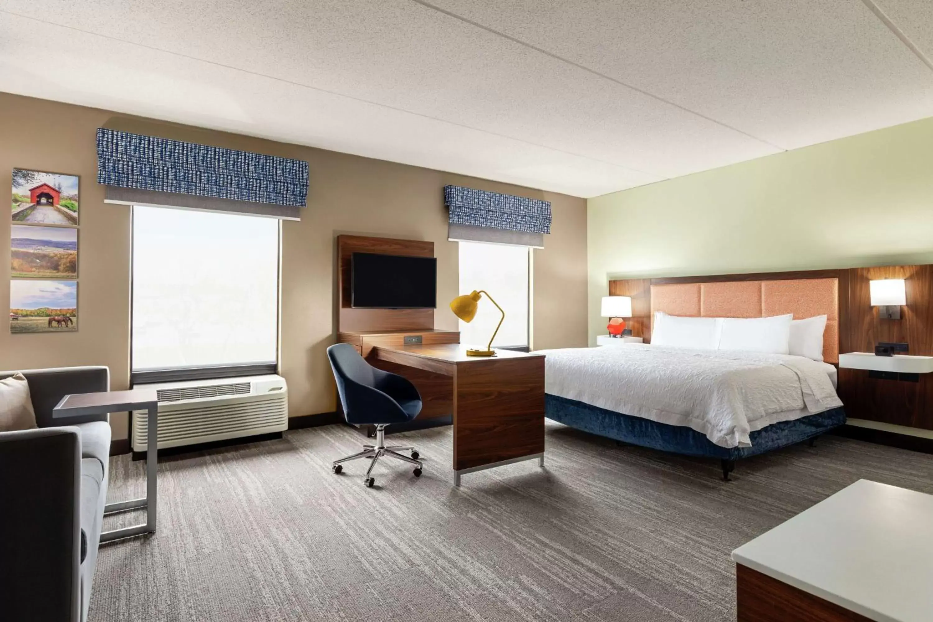 Bedroom in Hampton Inn & Suites Frederick/Fort Detrick