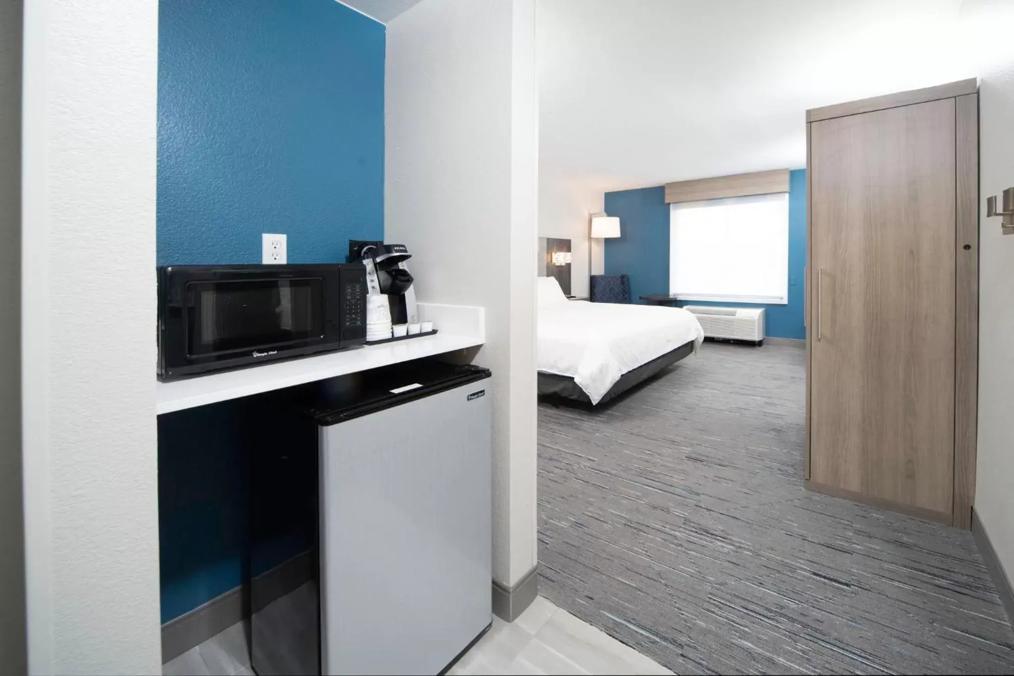 Photo of the whole room, Kitchen/Kitchenette in Holiday Inn Express and Suites Atlanta-Johns Creek, an IHG Hotel