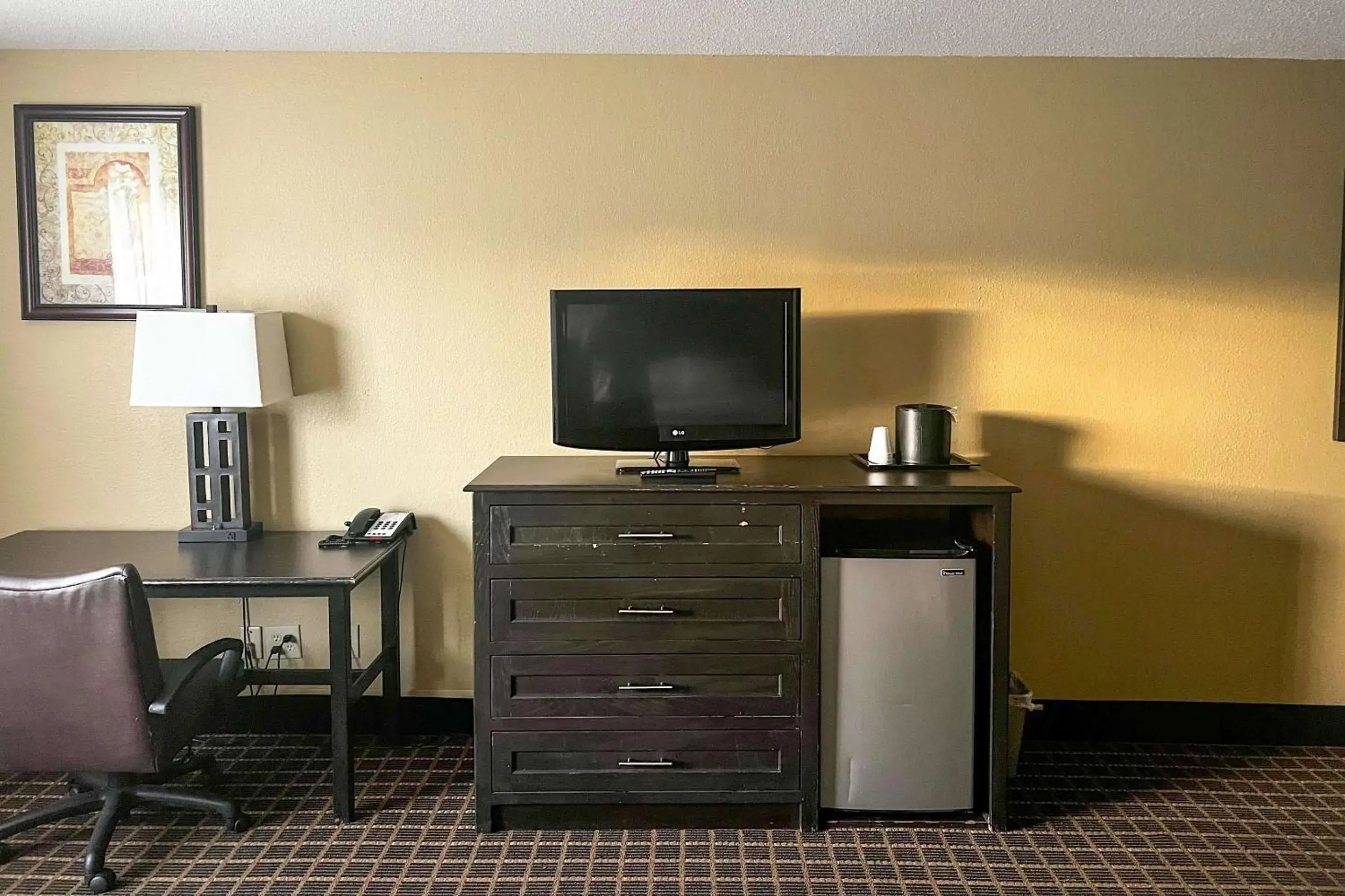 Bedroom, TV/Entertainment Center in Clarion Inn & Suites