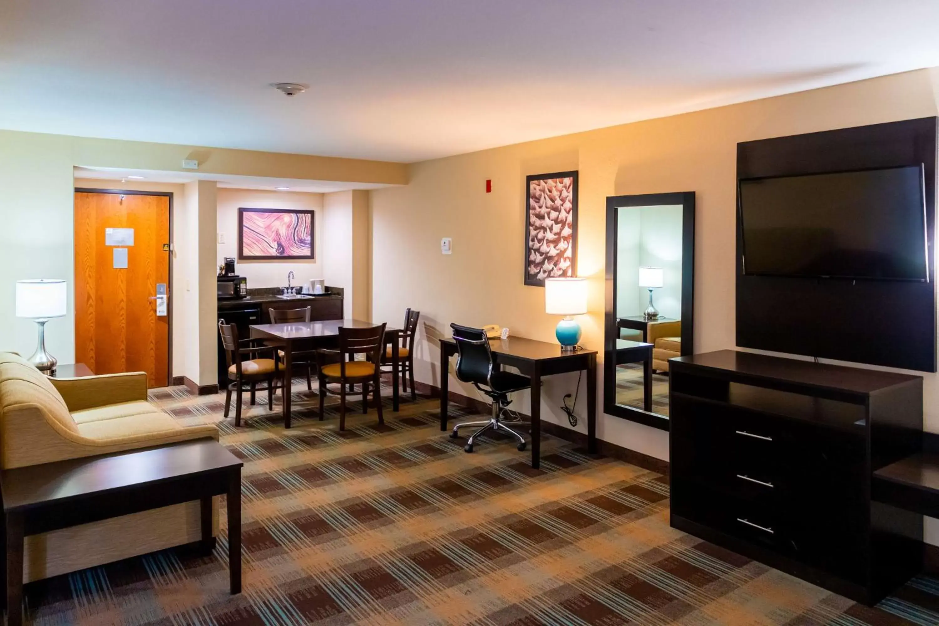 Photo of the whole room, TV/Entertainment Center in Best Western Plus North Savannah