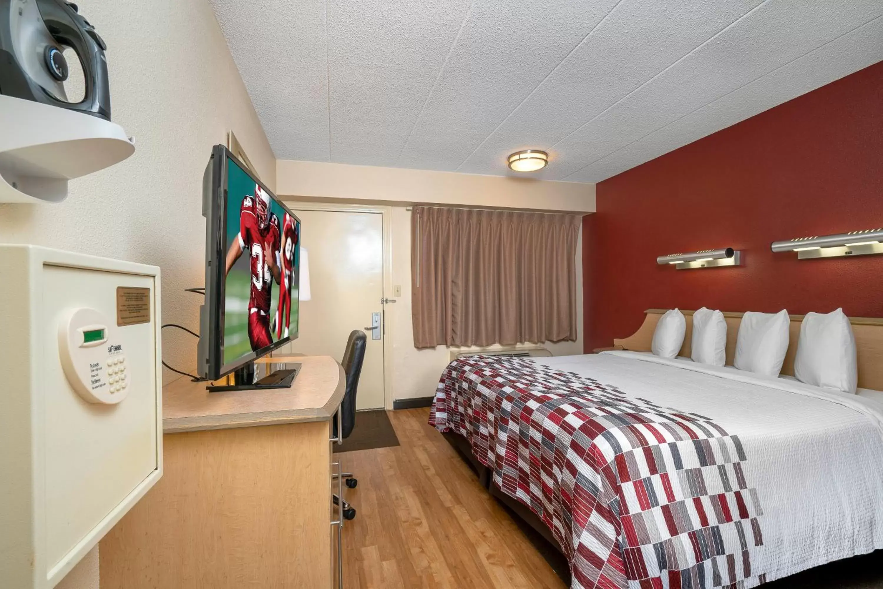 Photo of the whole room, Bed in Red Roof Inn Detroit - Roseville St Clair Shores