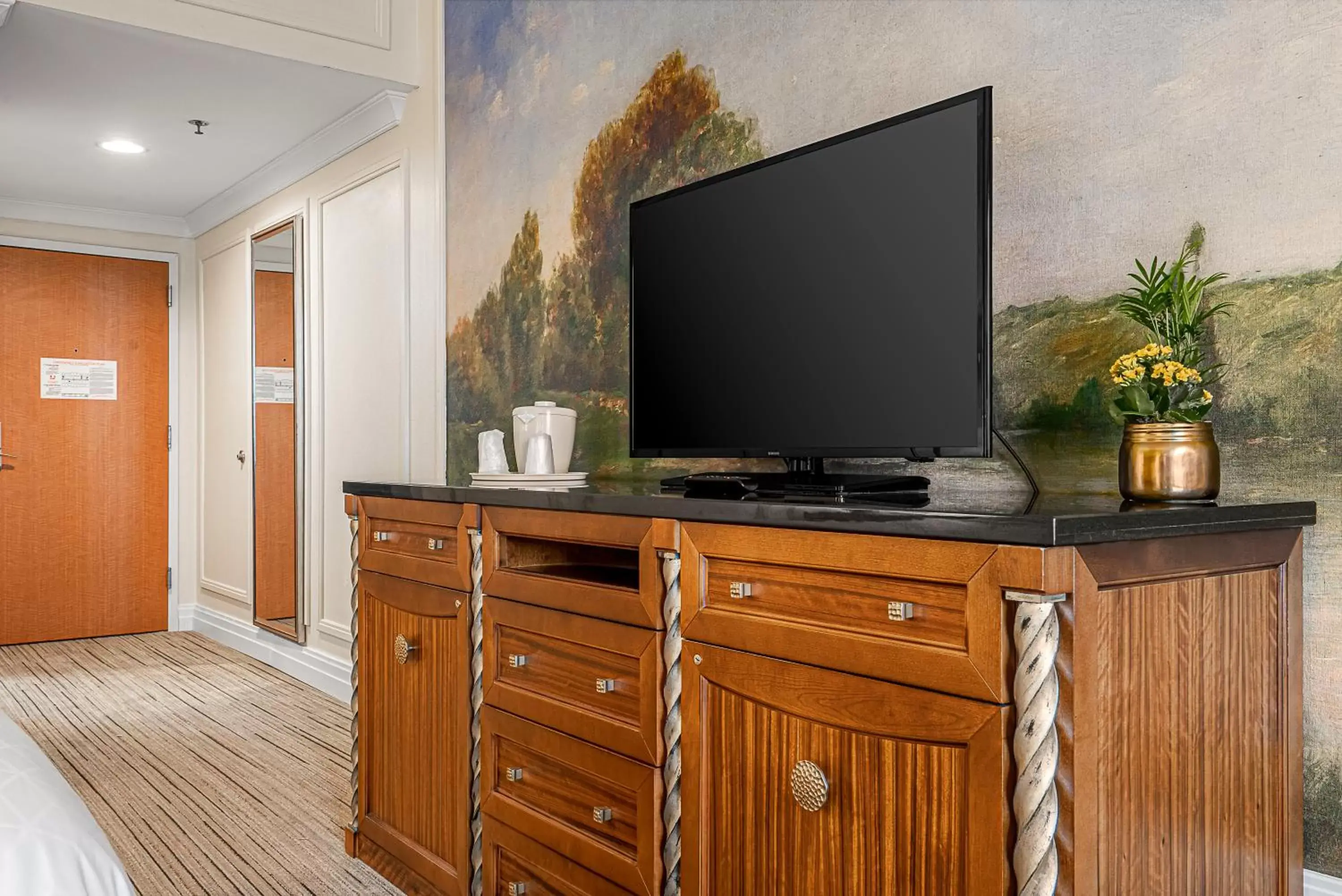 TV and multimedia, TV/Entertainment Center in The Inn at Long Beach