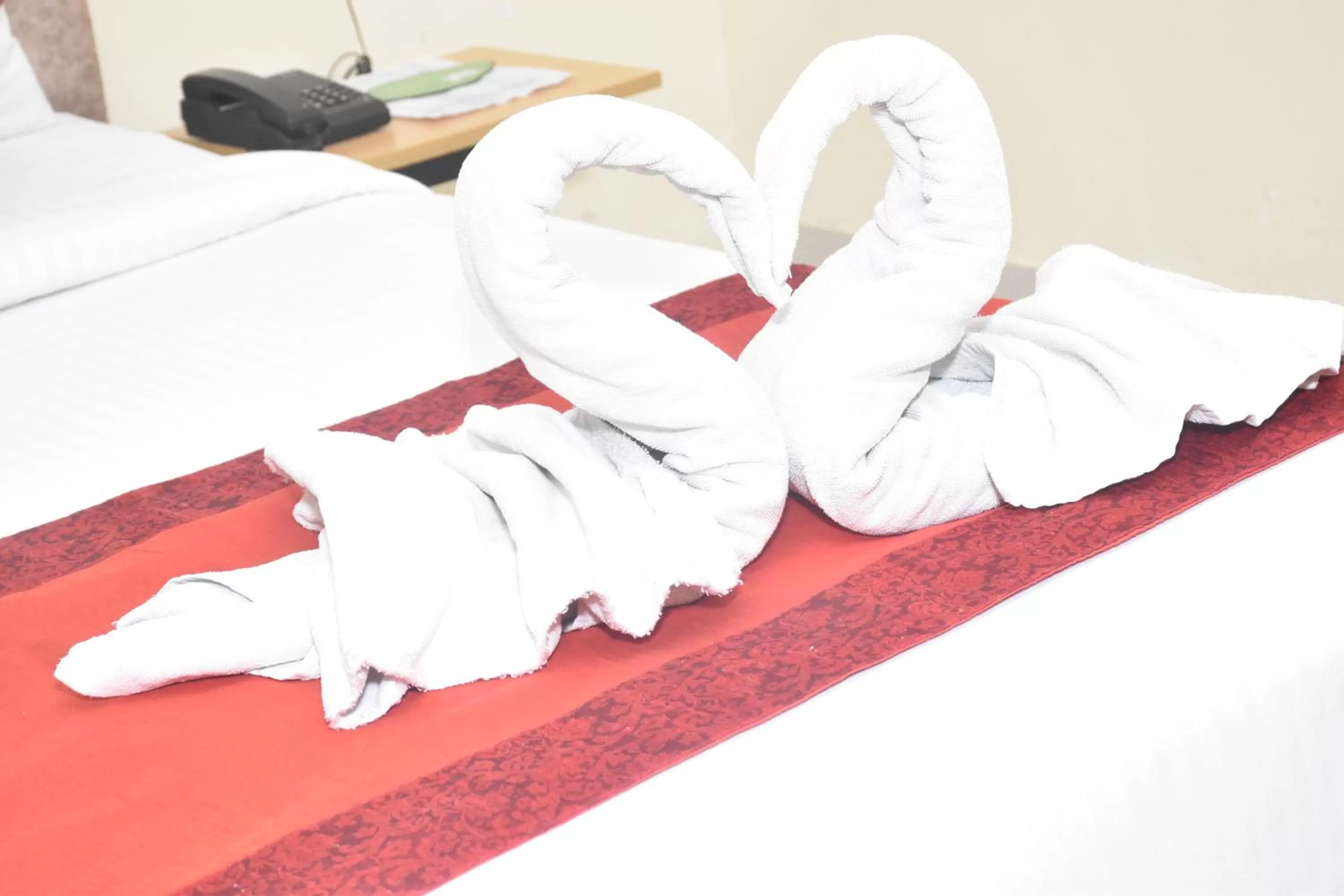 Bed in Hotel Yatharth Inn