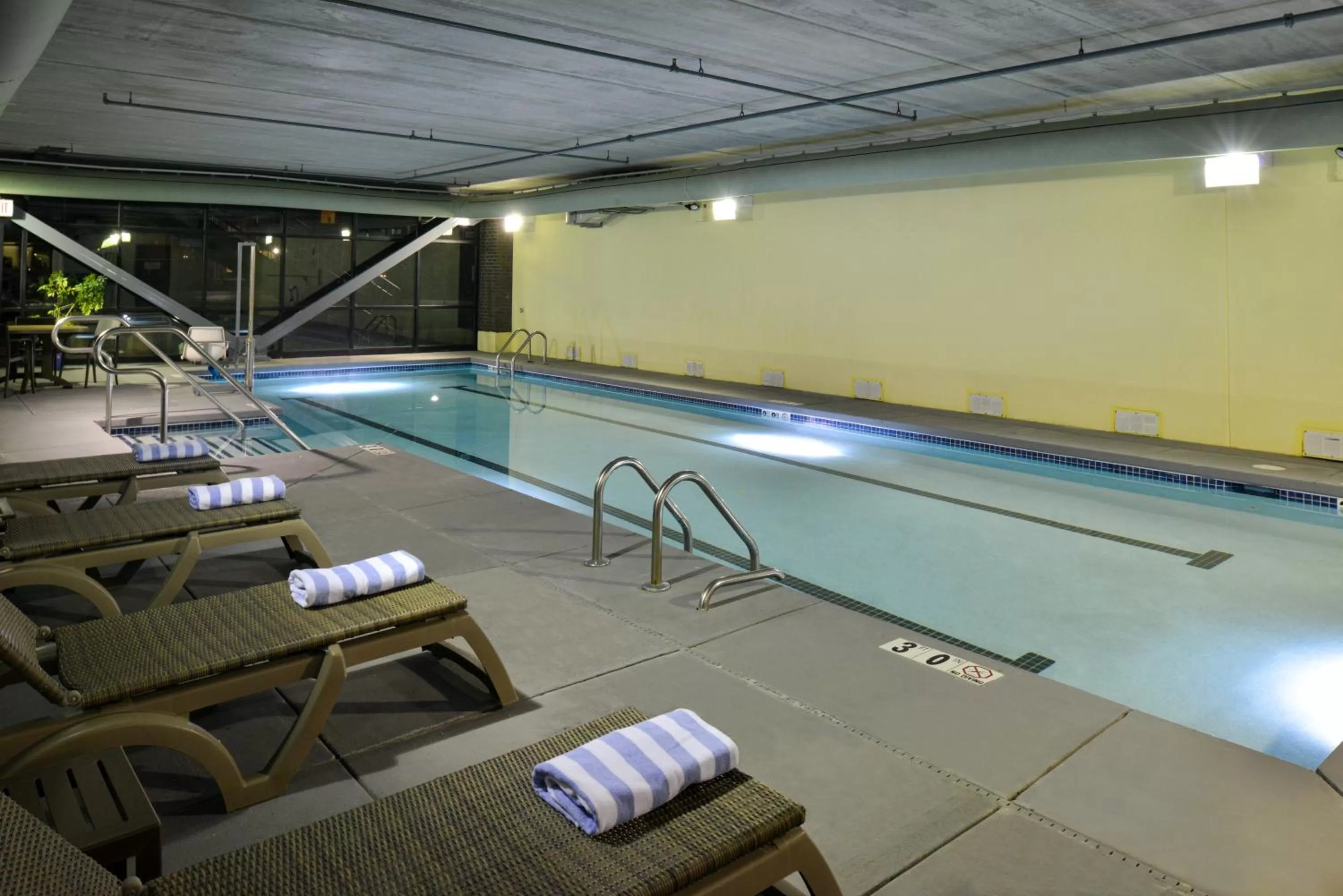 Swimming pool in Grand Eastonian Hotel & Suites